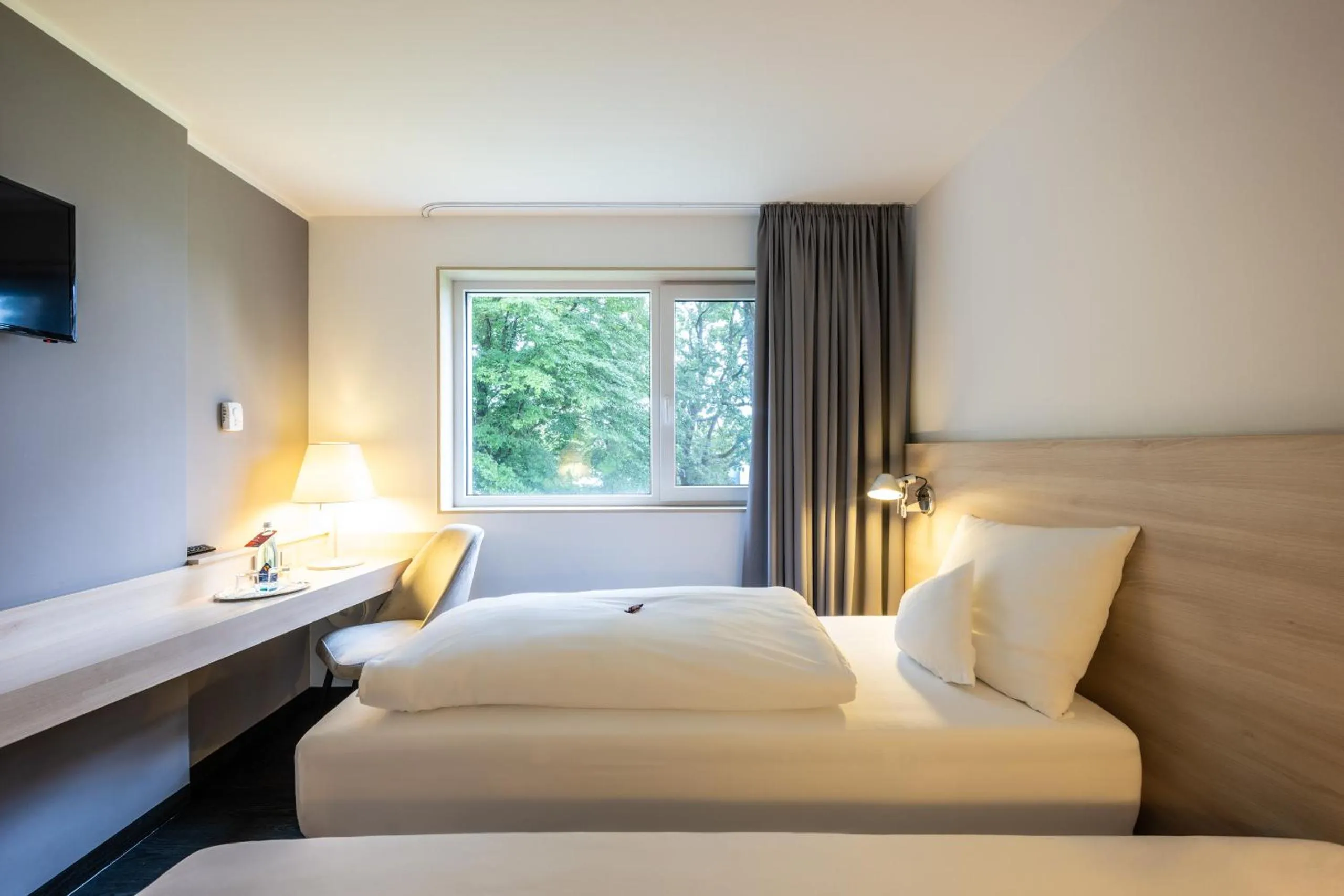 Photo of the whole room, Bed in Serways Hotel Weiskirchen Nord