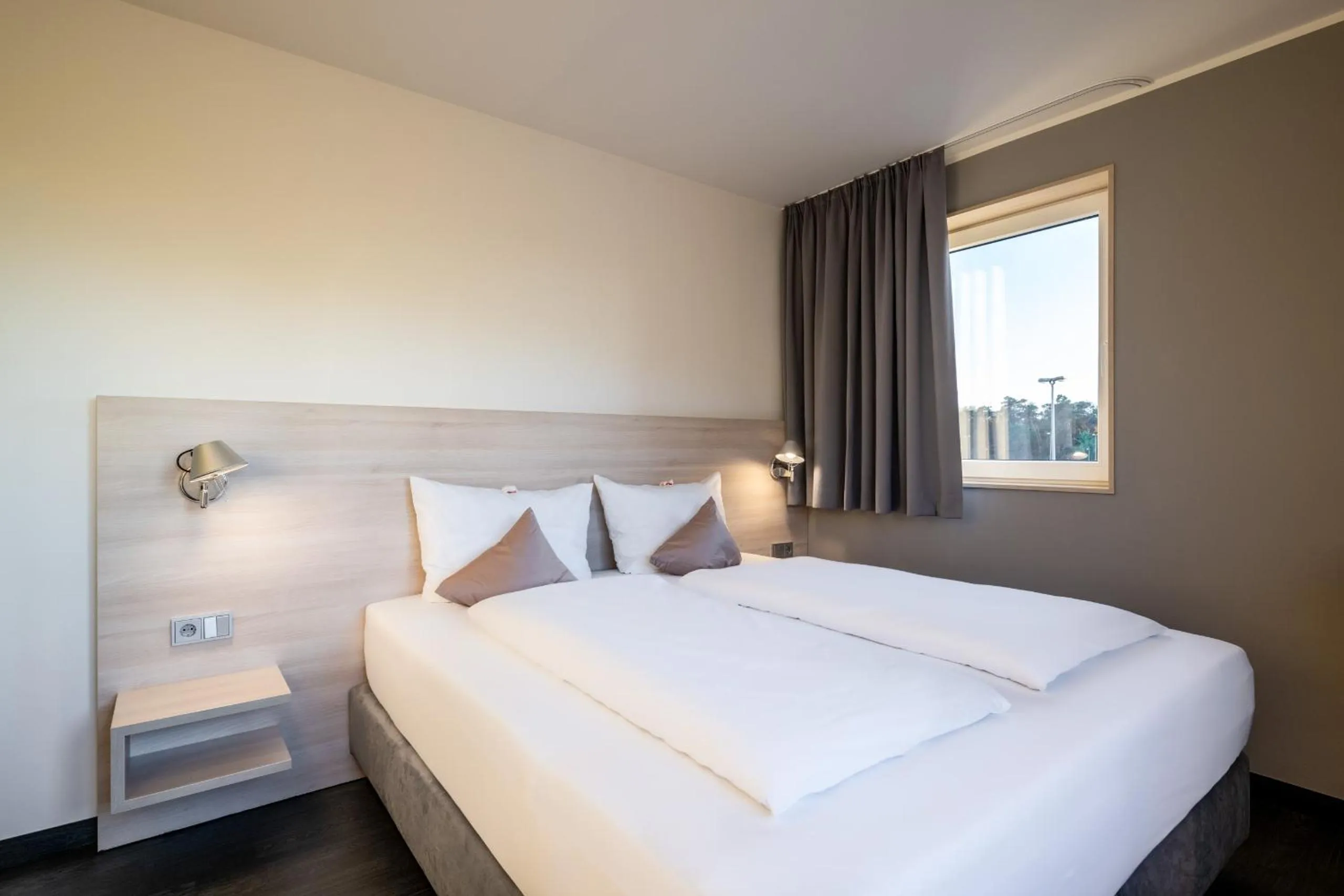 Photo of the whole room, Bed in Serways Hotel Weiskirchen Nord