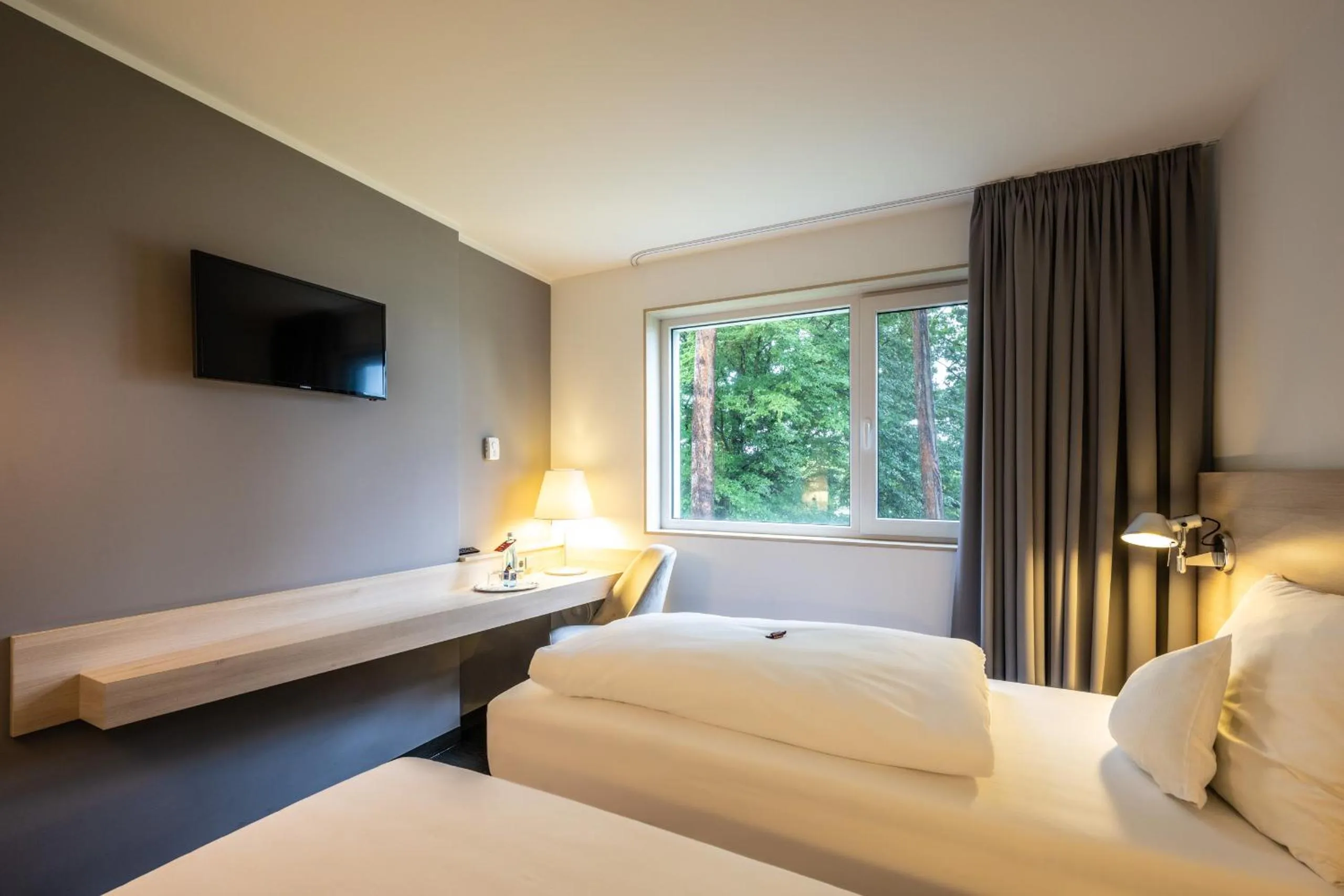 Photo of the whole room, Bed in Serways Hotel Weiskirchen Nord