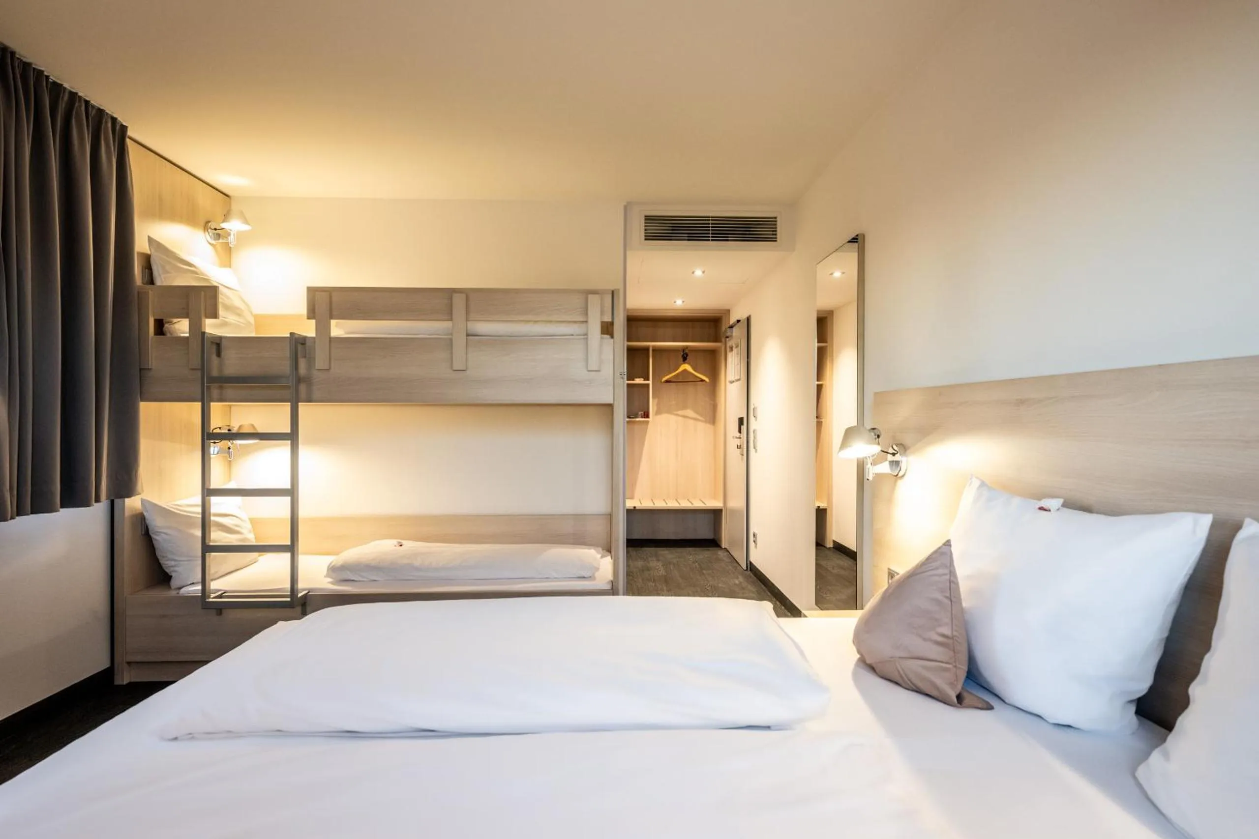 Photo of the whole room, Bed in Serways Hotel Weiskirchen Nord