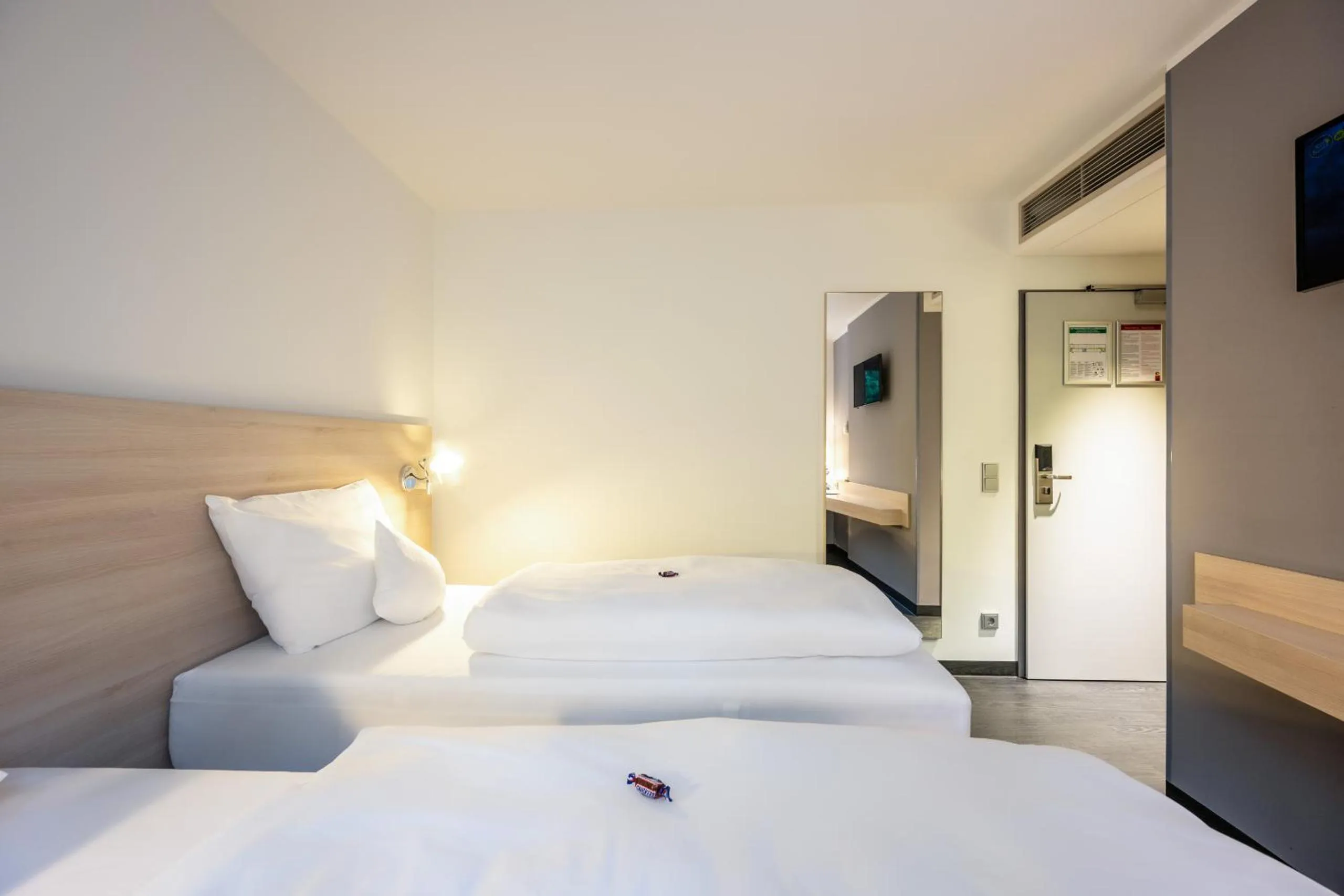 Photo of the whole room, Bed in Serways Hotel Weiskirchen Nord