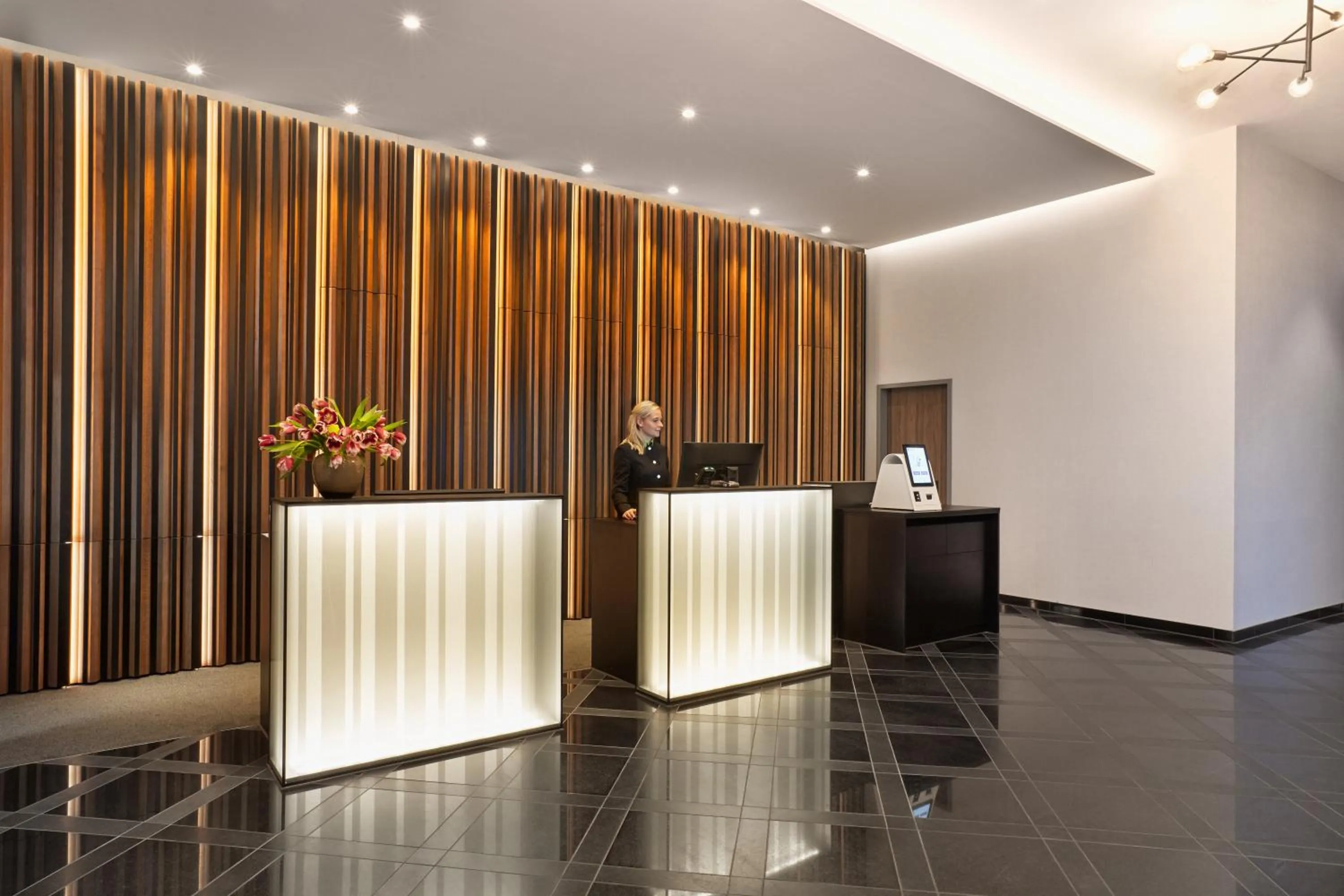 Lobby or reception in H+ Hotel Bremen