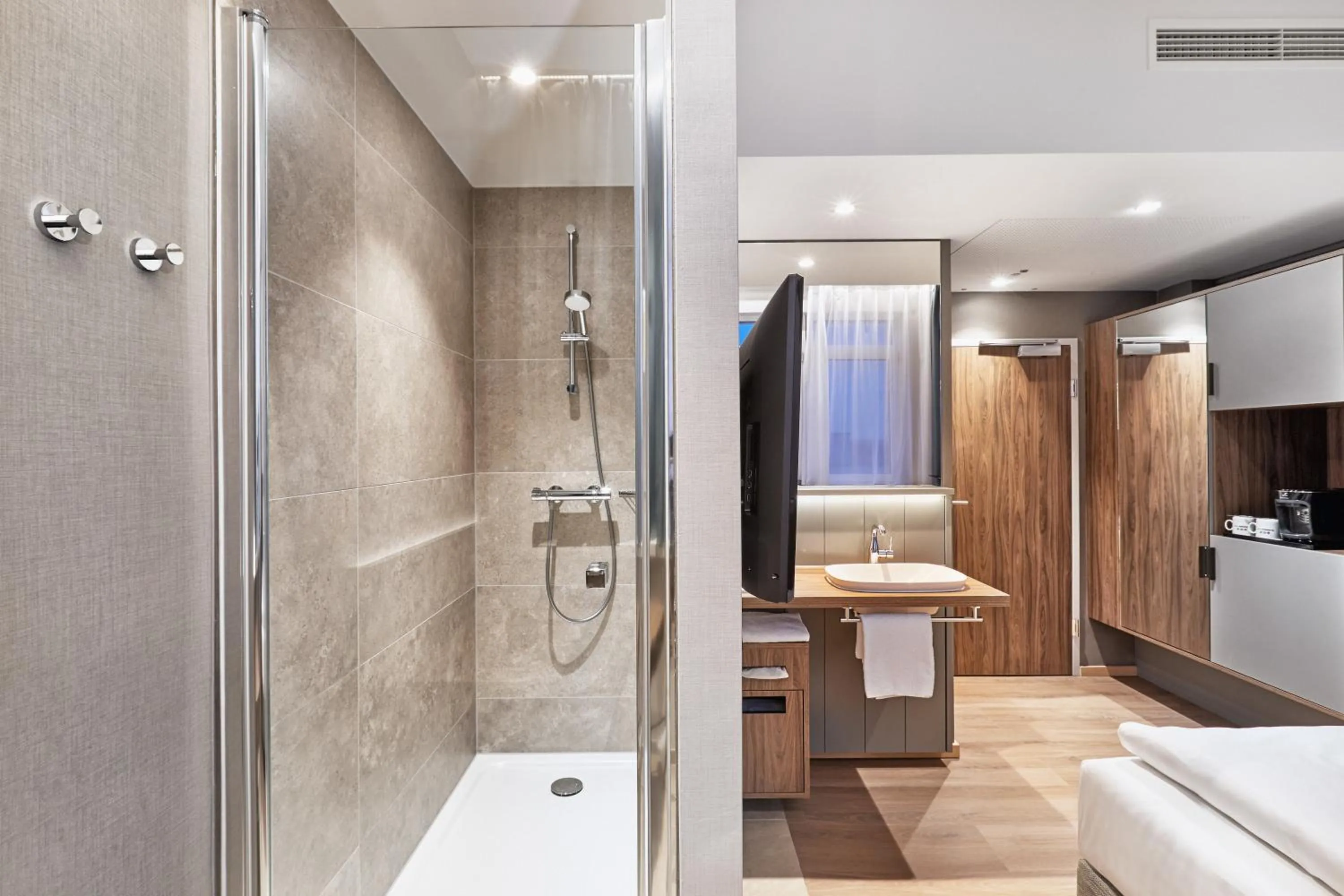 Photo of the whole room in H+ Hotel Bremen