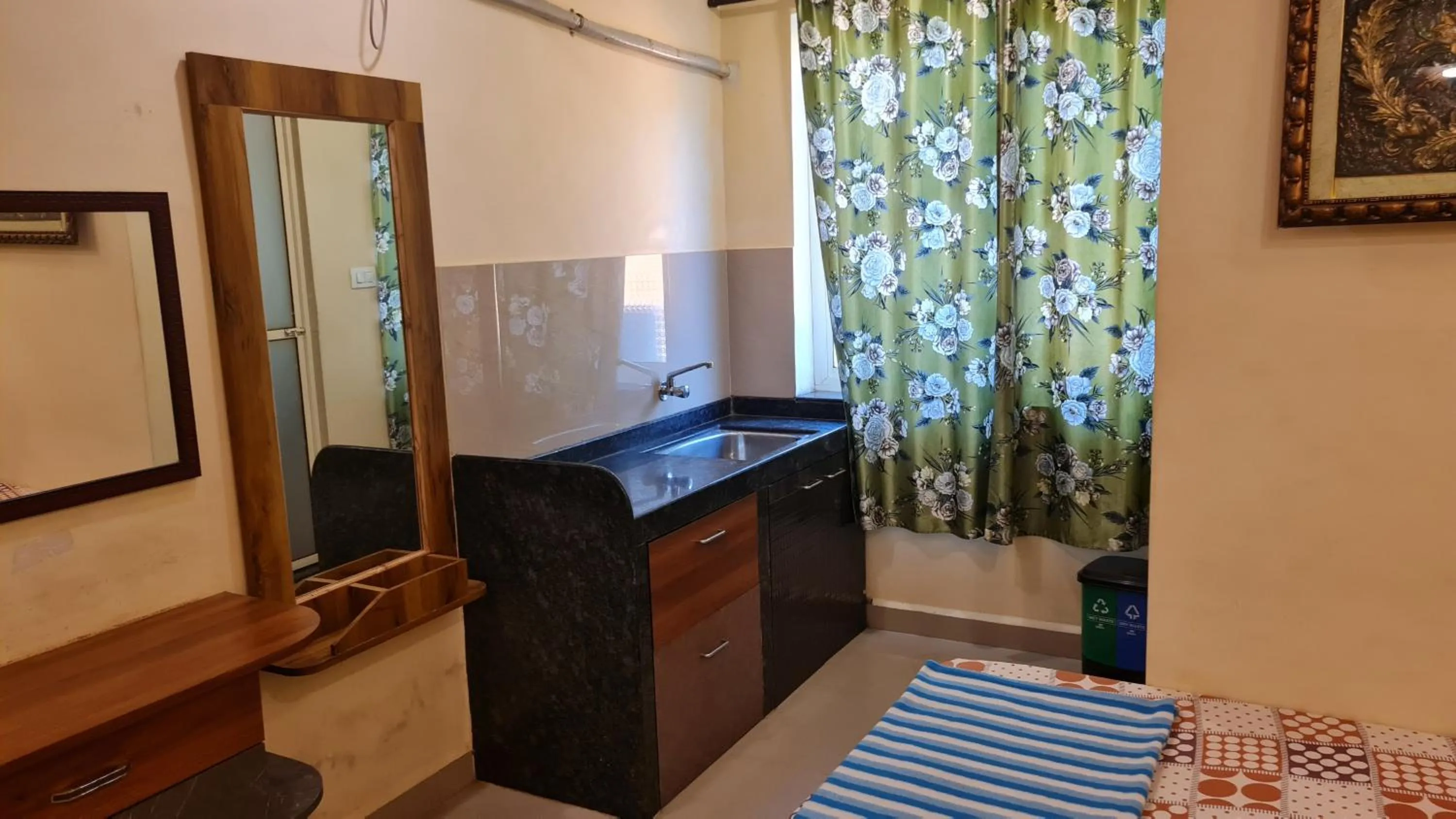 Kitchen or kitchenette in Godwill Kimo Guest house Seraulim