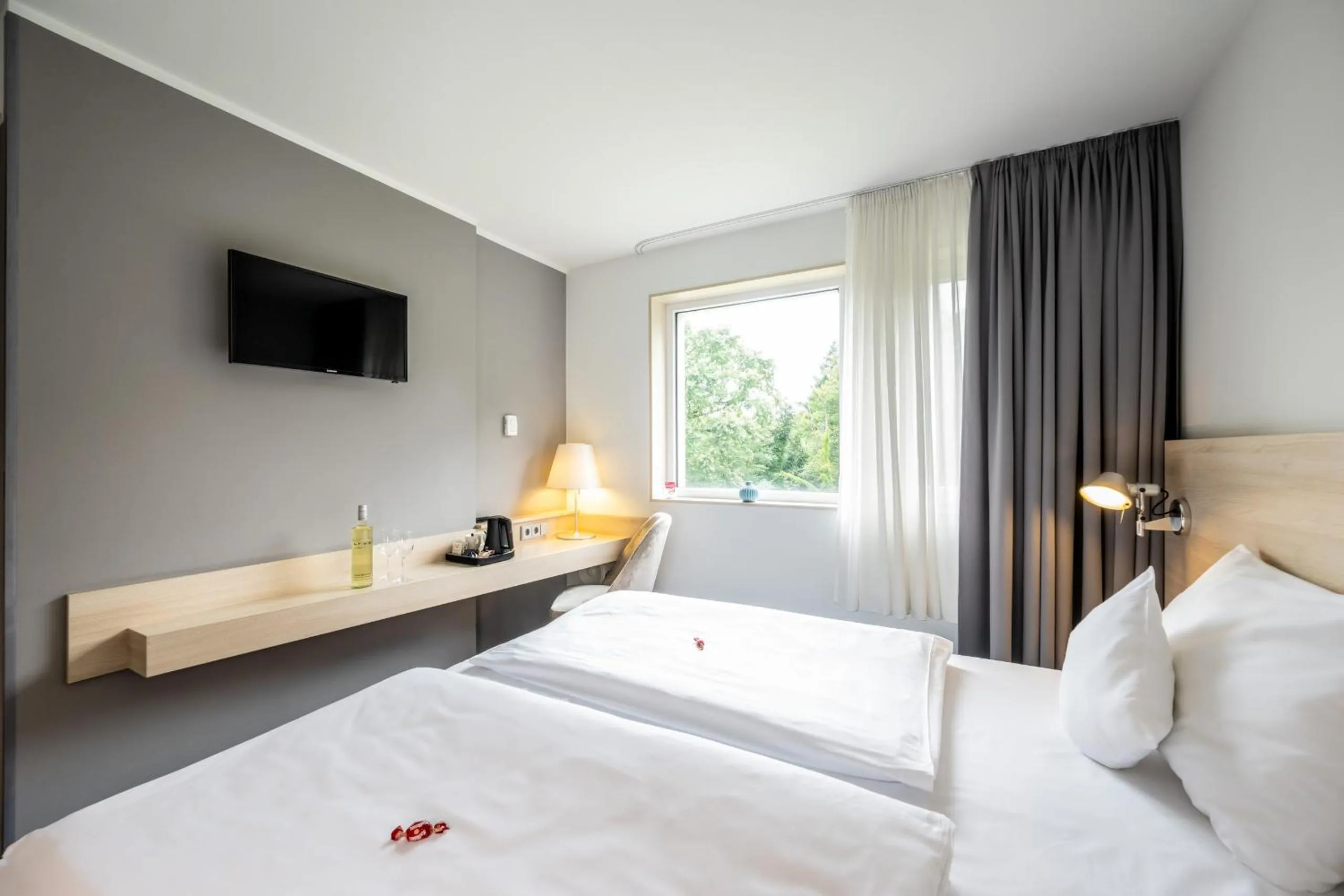 Photo of the whole room, Bed in Serways Hotel Bruchsal West