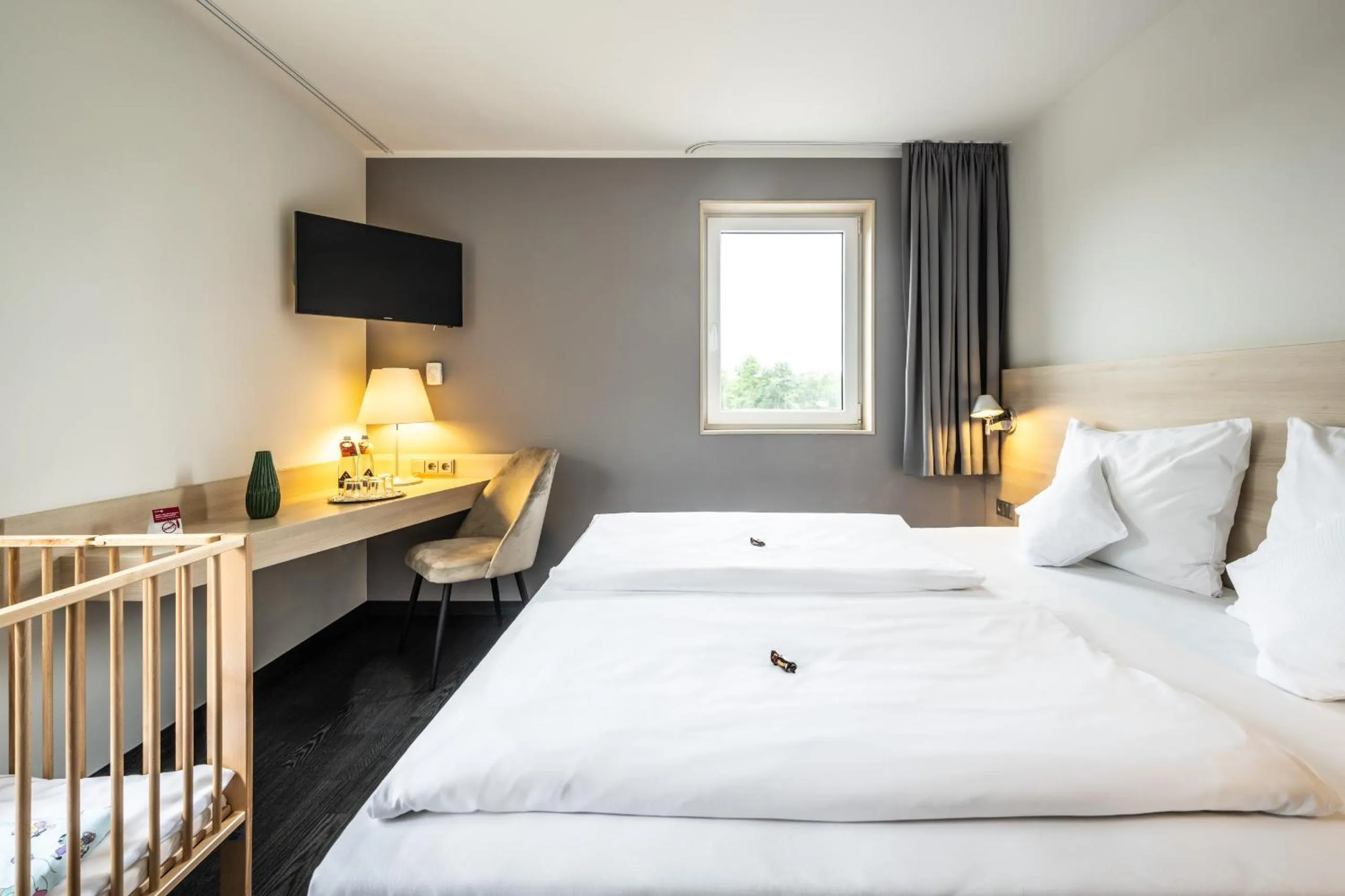 Photo of the whole room, Bed in Serways Hotel Bruchsal West