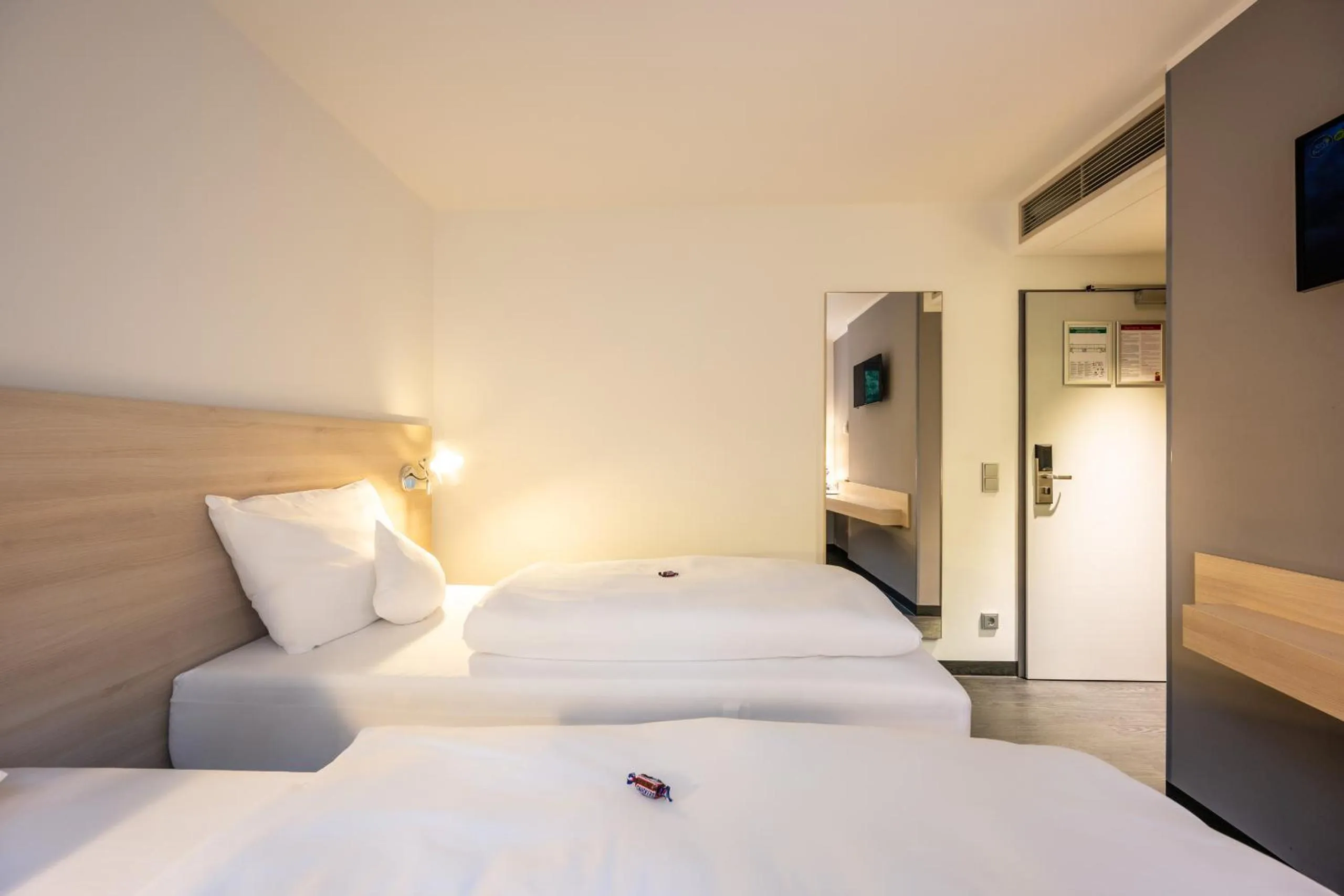 Photo of the whole room, Bed in Serways Hotel Bruchsal West