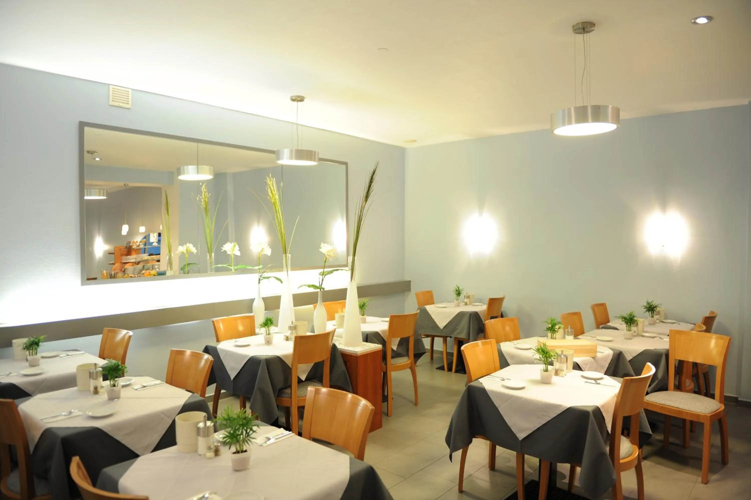 Restaurant/places to eat in Central-Classic Hotel