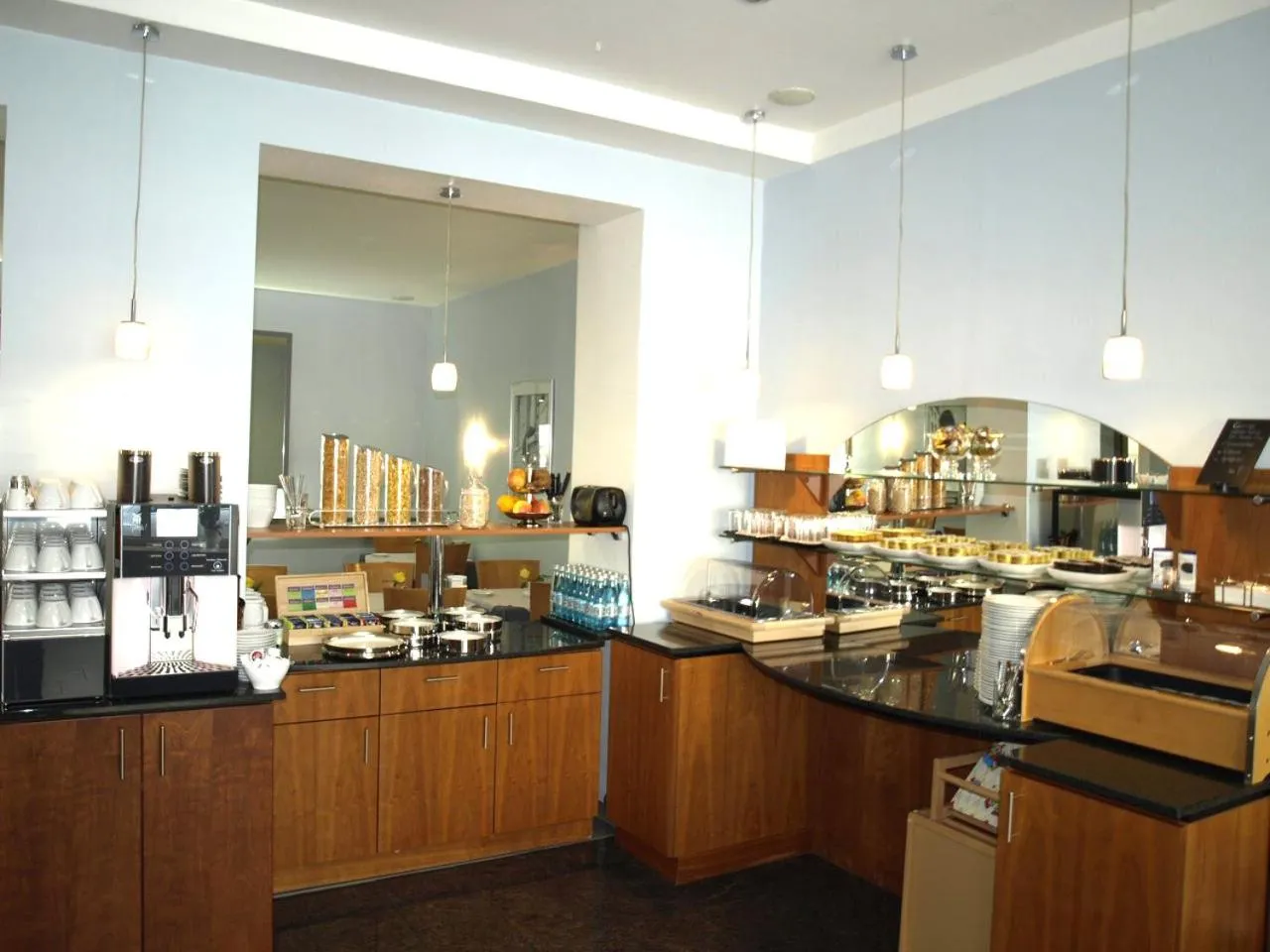 Restaurant/places to eat in Central-Classic Hotel