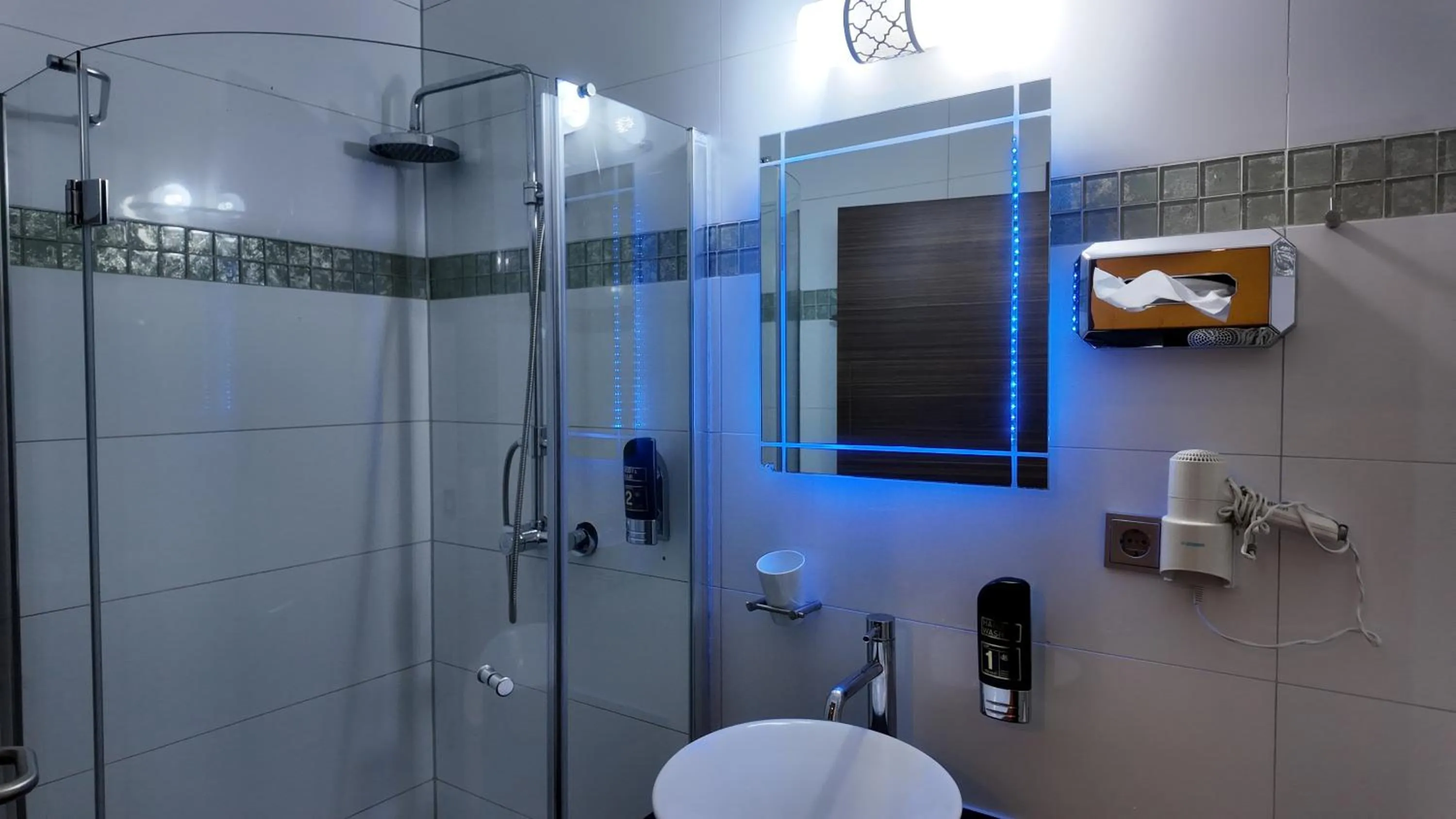 Shower in Airport Global Hotel