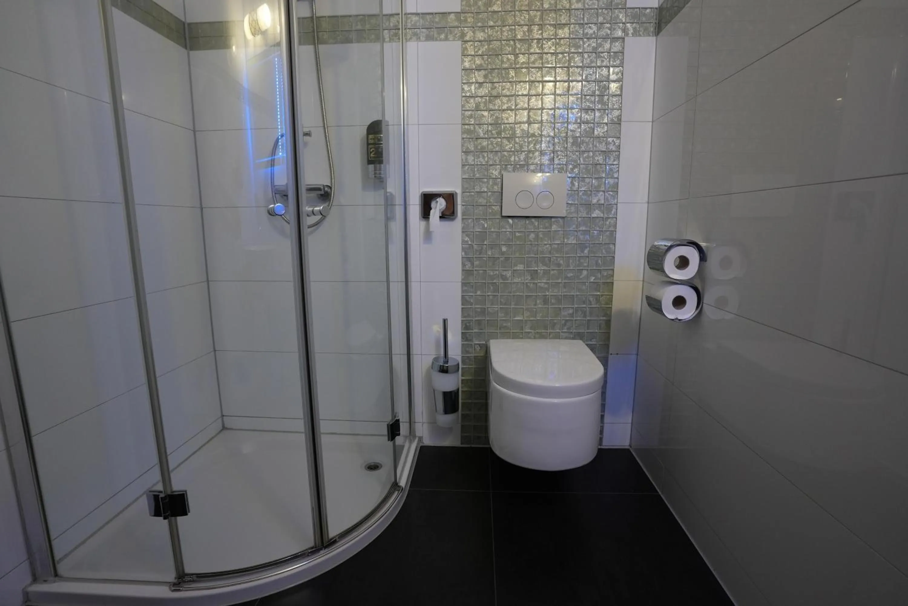 Shower in Airport Global Hotel