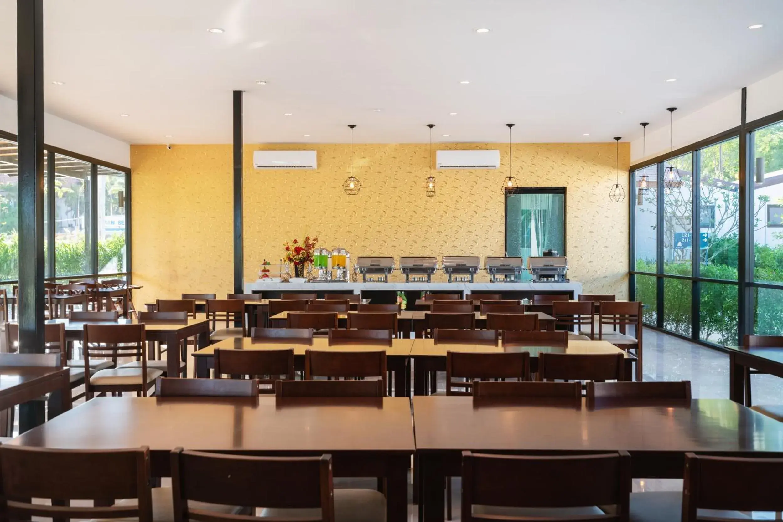 Restaurant/places to eat in Thames Tara Private Pool Villa Rawai Phuket Restaurant/places to eat in Thames Tara Private Pool Villa Rawai Phuket