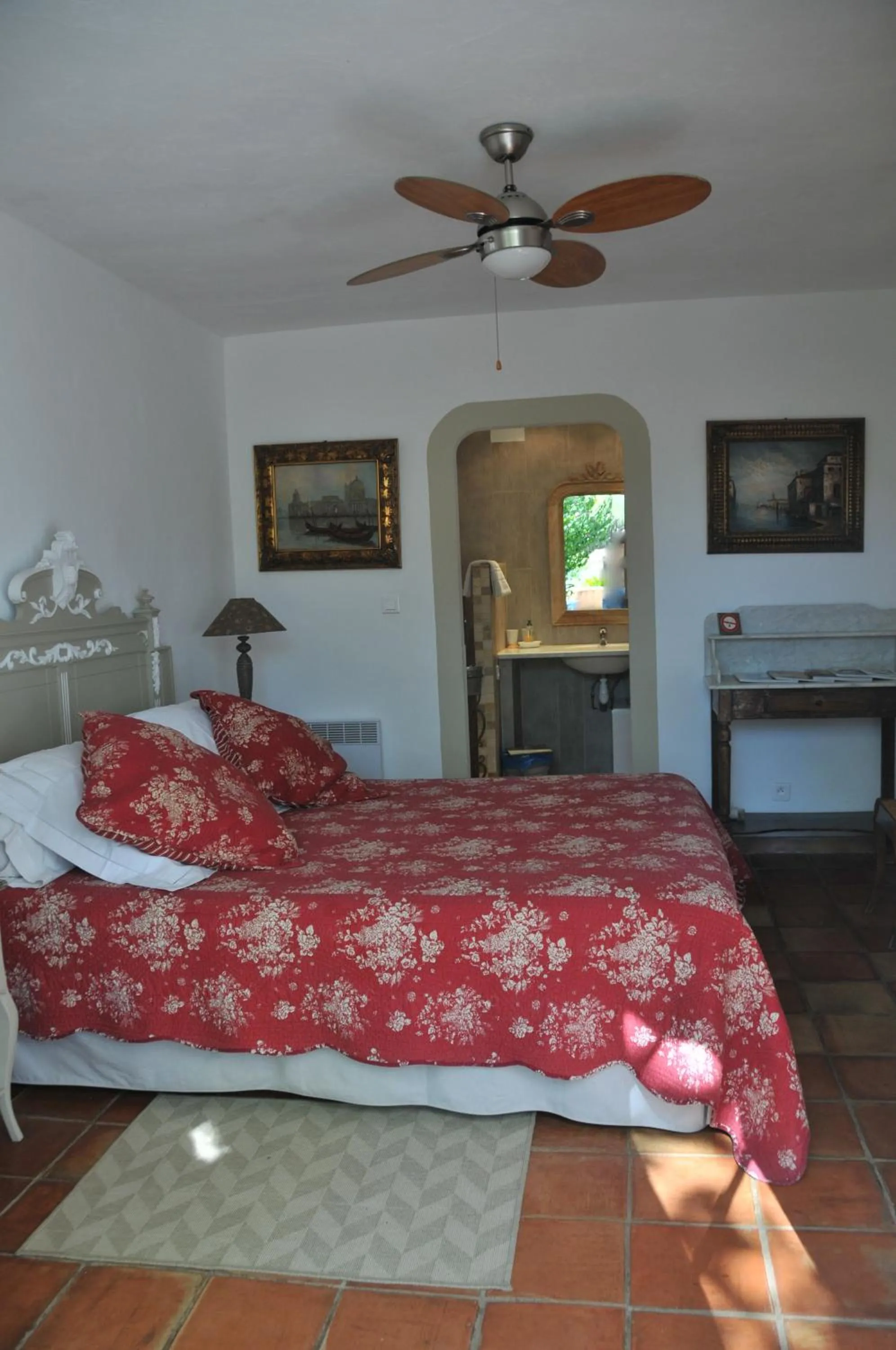 Decorative detail, Bed in Bastide de l'Avelan