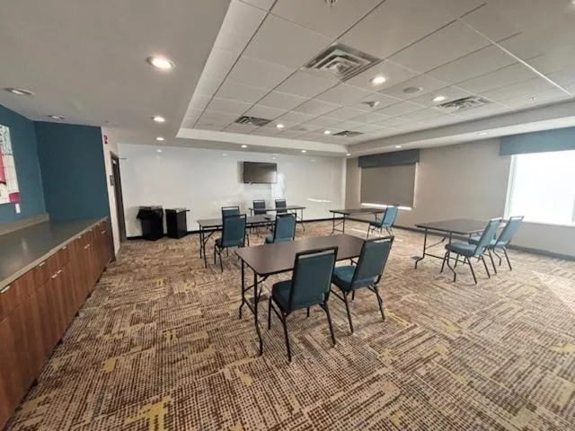 TV and multimedia in Hampton Inn & Suites Deptford, Nj