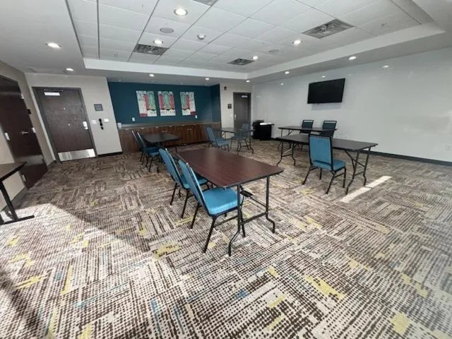 Communal lounge/ TV room in Hampton Inn & Suites Deptford, Nj