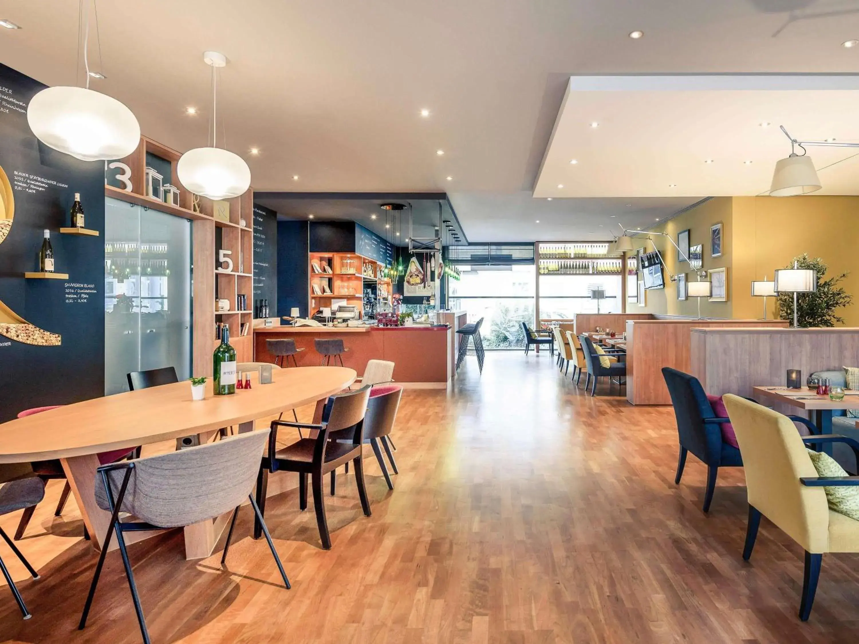 Lounge or bar in Mercure Hotel Mannheim am Rathaus Lounge or bar in Mercure Hotel Mannheim am Rathaus