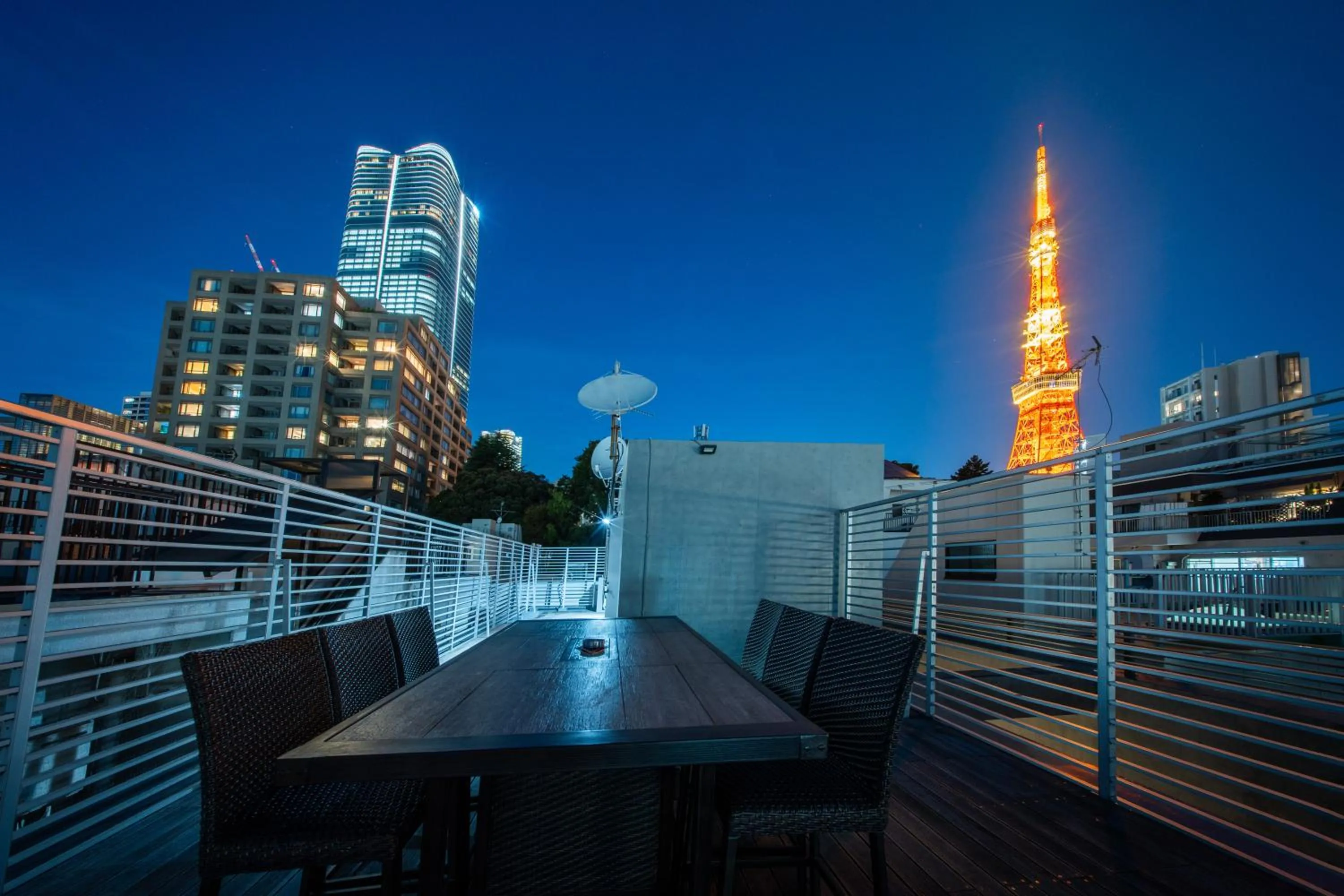 Azabu Modern House The Tokyo Tower can be seen from the villa 500m2