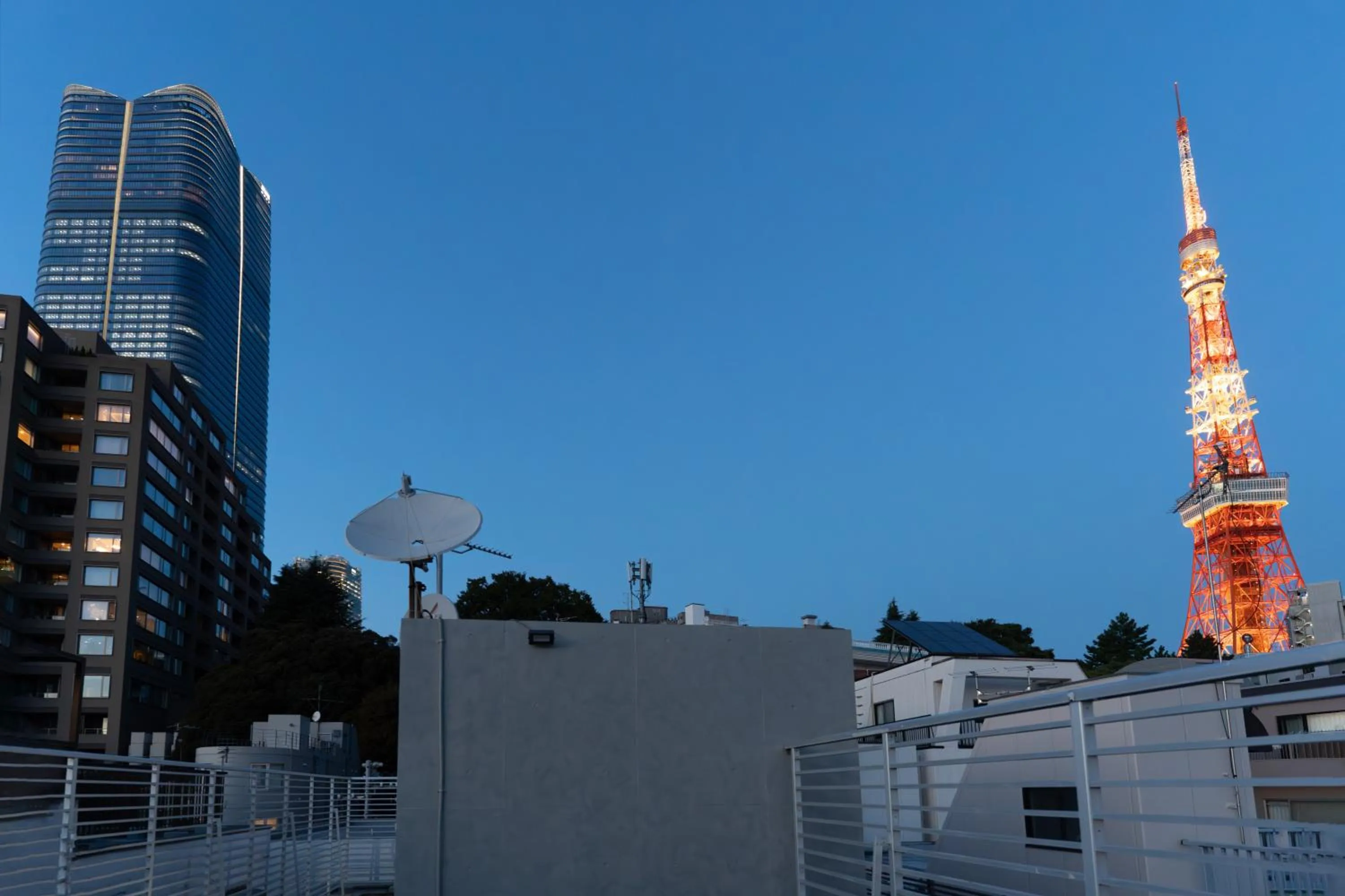 Azabu Modern House The Tokyo Tower can be seen from the villa 500m2