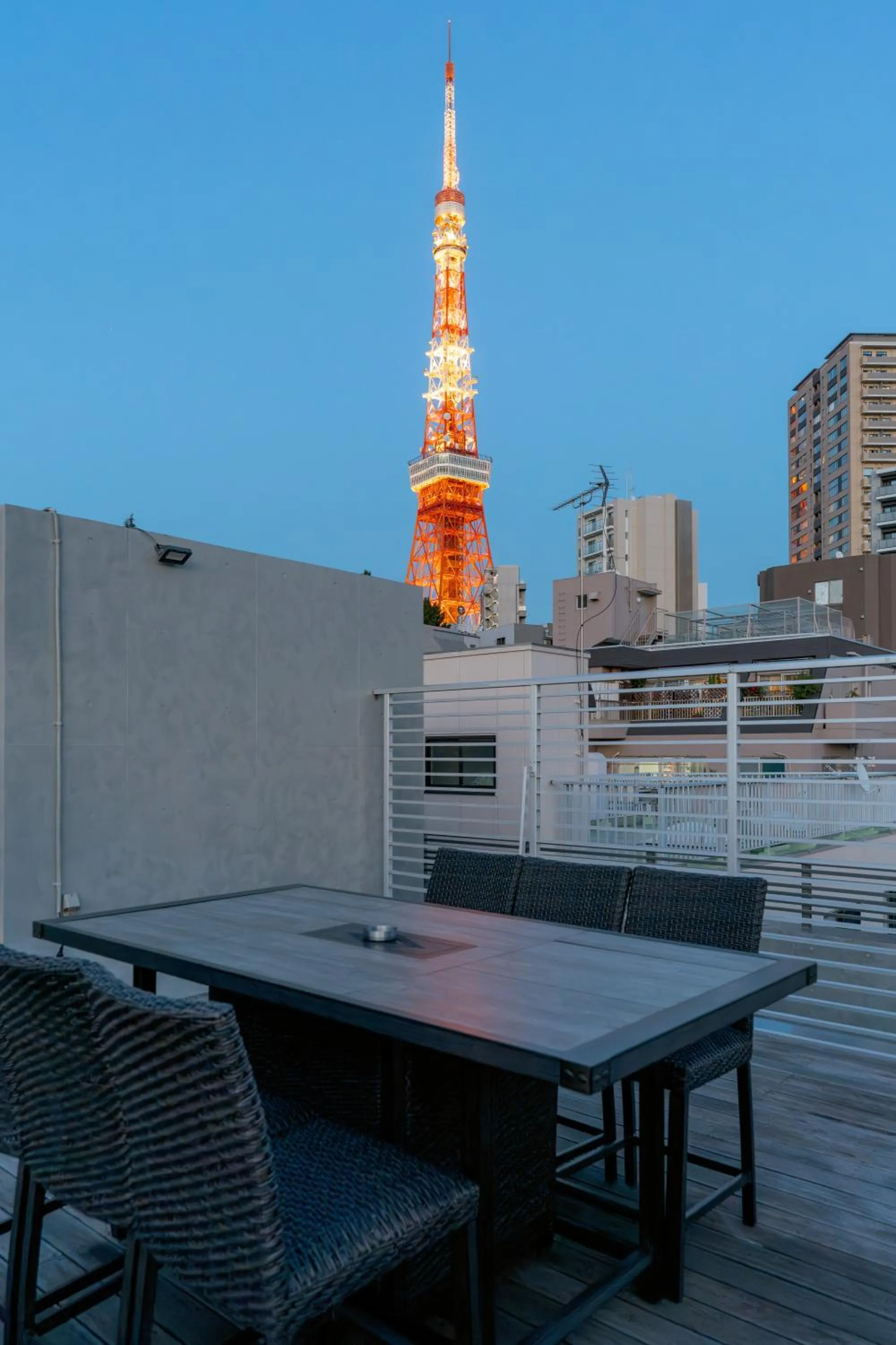 Azabu Modern House The Tokyo Tower can be seen from the villa 500m2