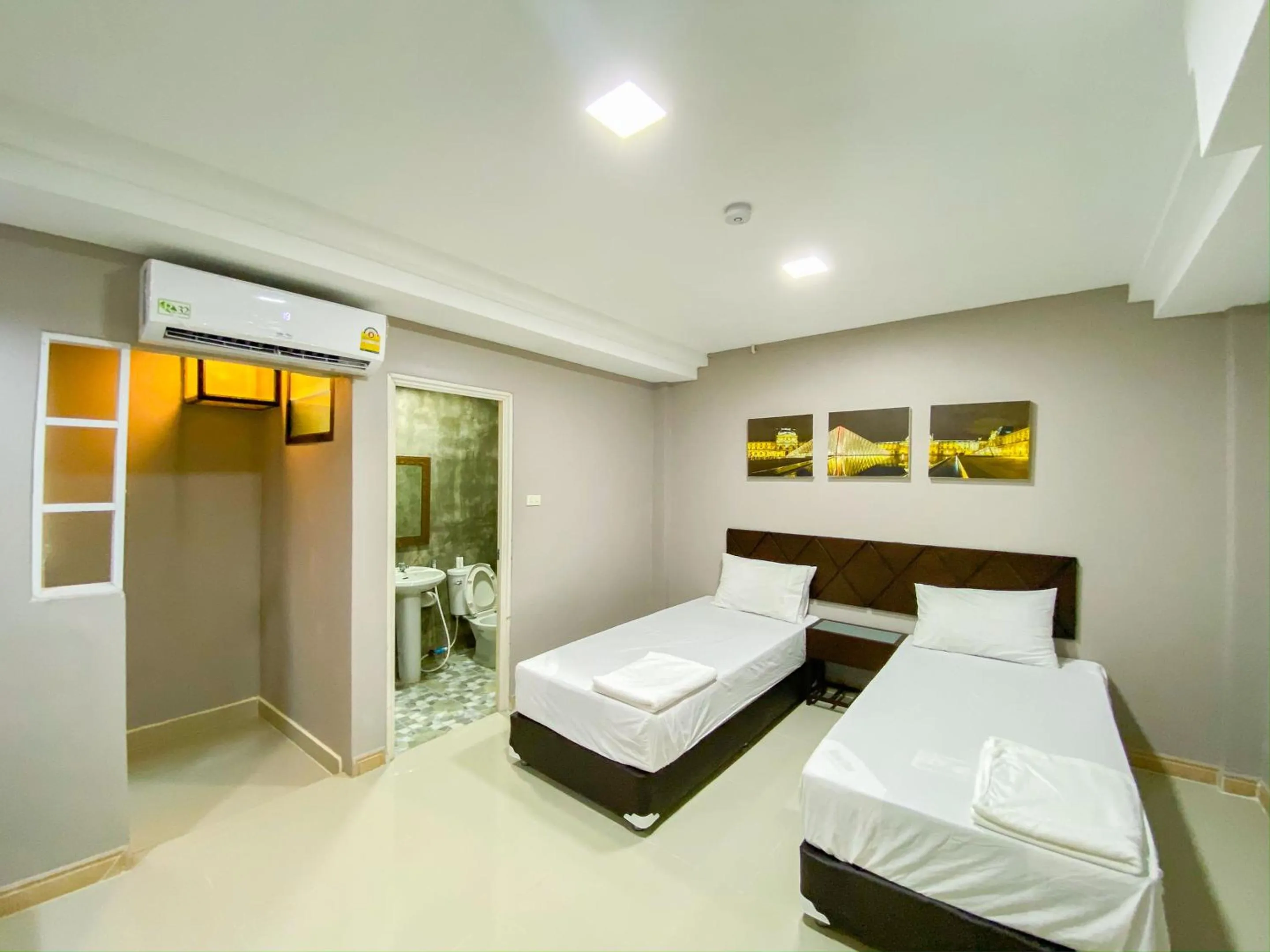 Photo of the whole room in Delighted Bangkok Hotel