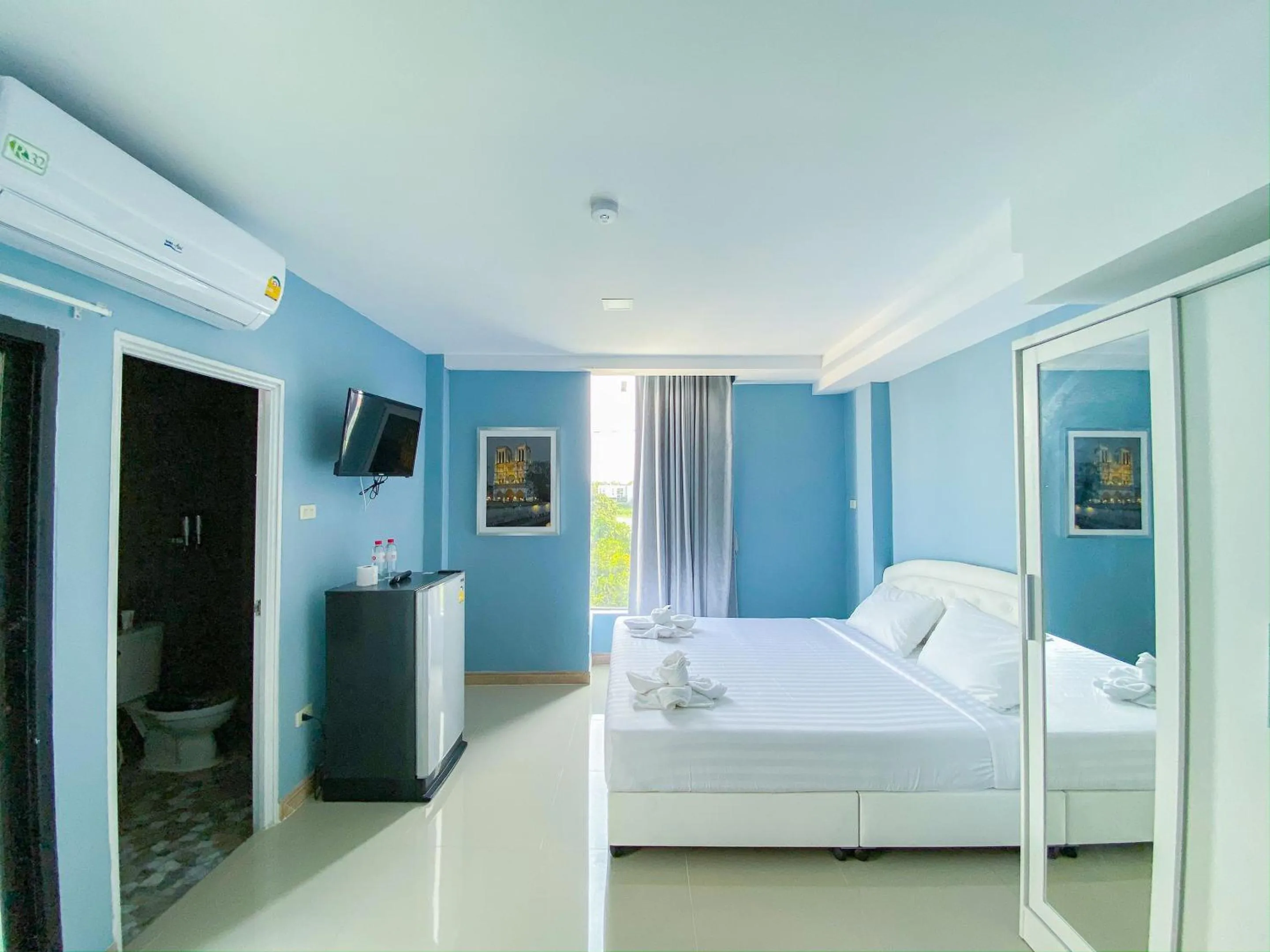 TV and multimedia in Delighted Bangkok Hotel