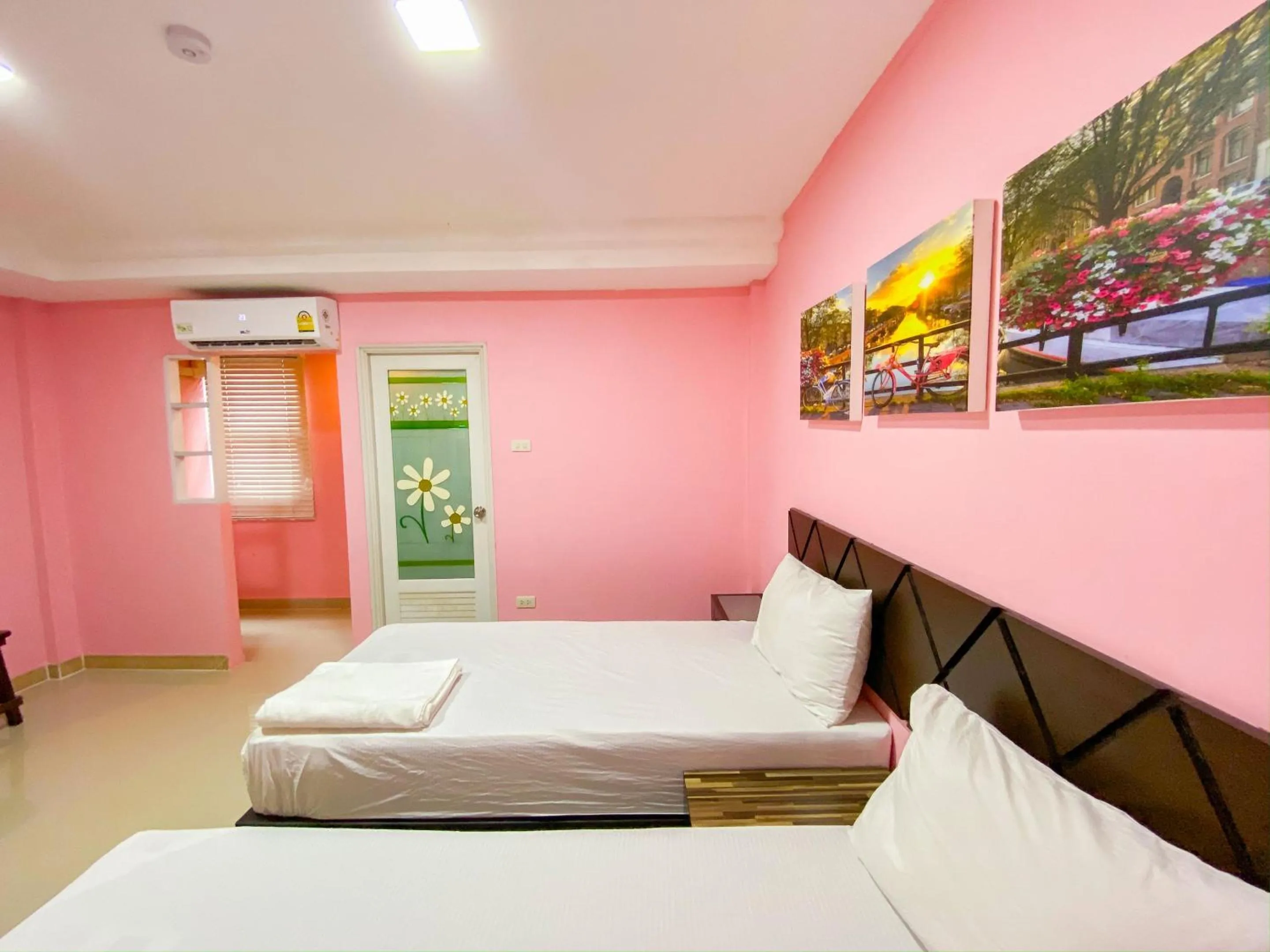 Photo of the whole room in Delighted Bangkok Hotel