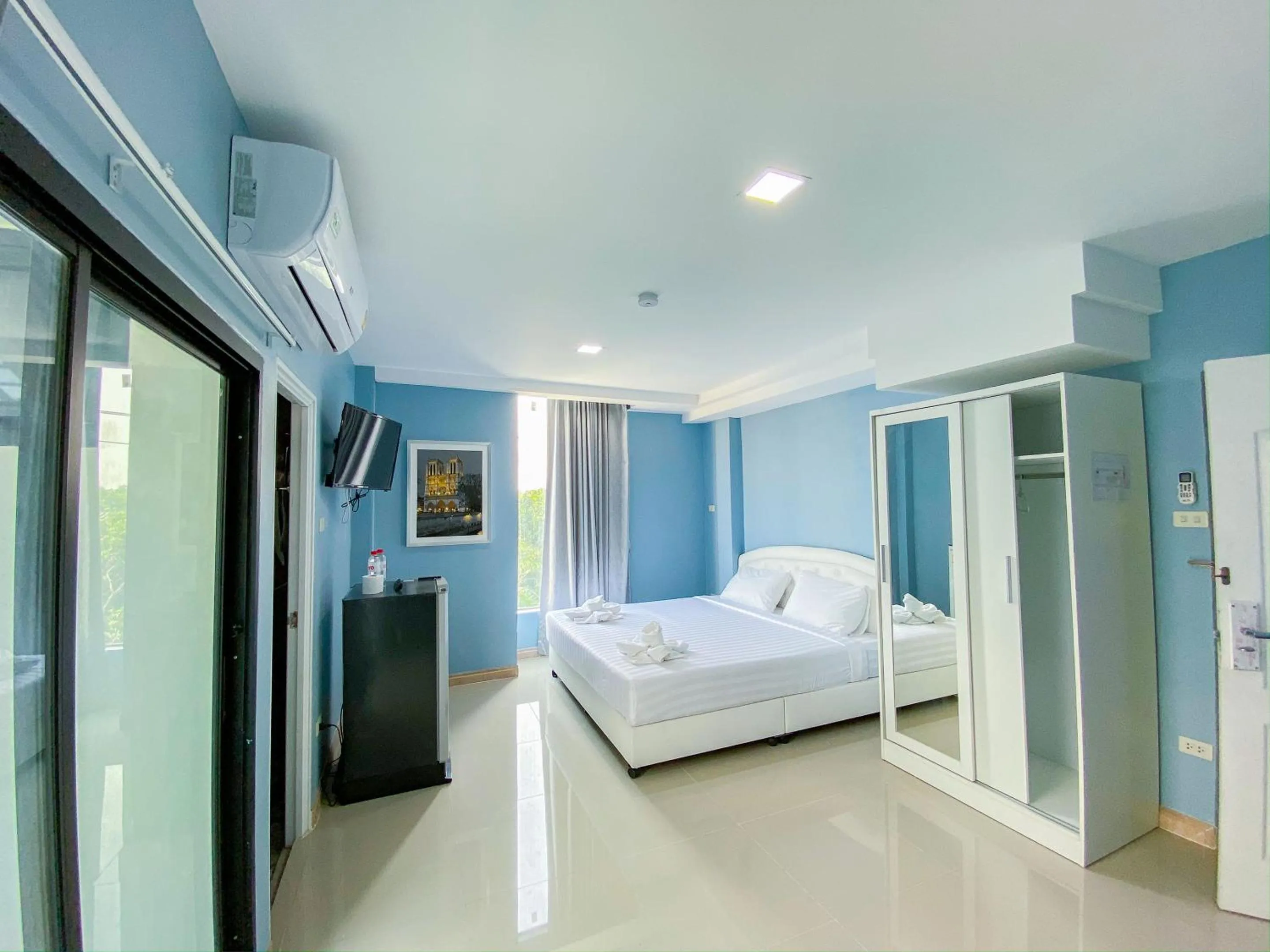 Photo of the whole room in Delighted Bangkok Hotel