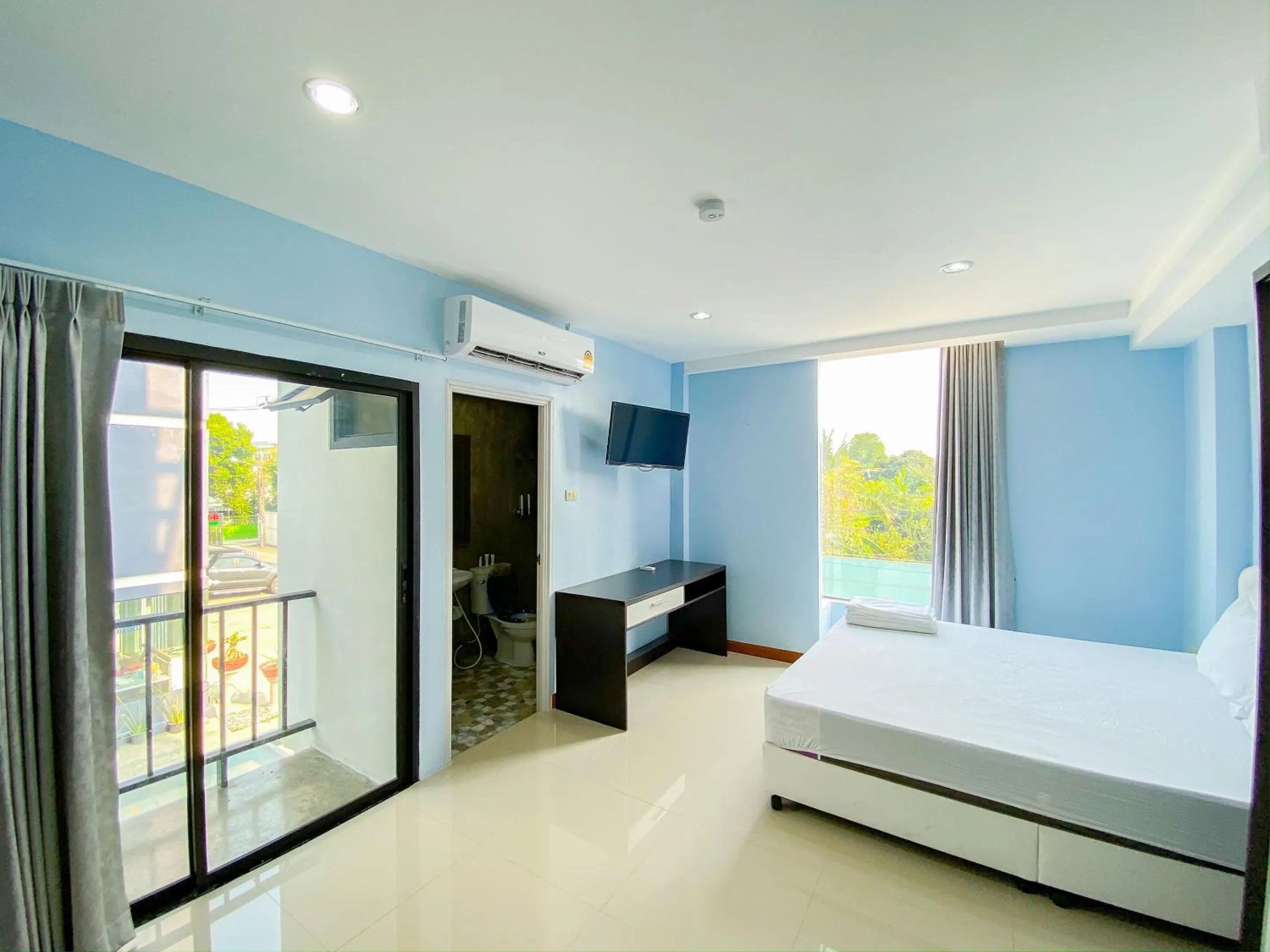 Photo of the whole room in Delighted Bangkok Hotel