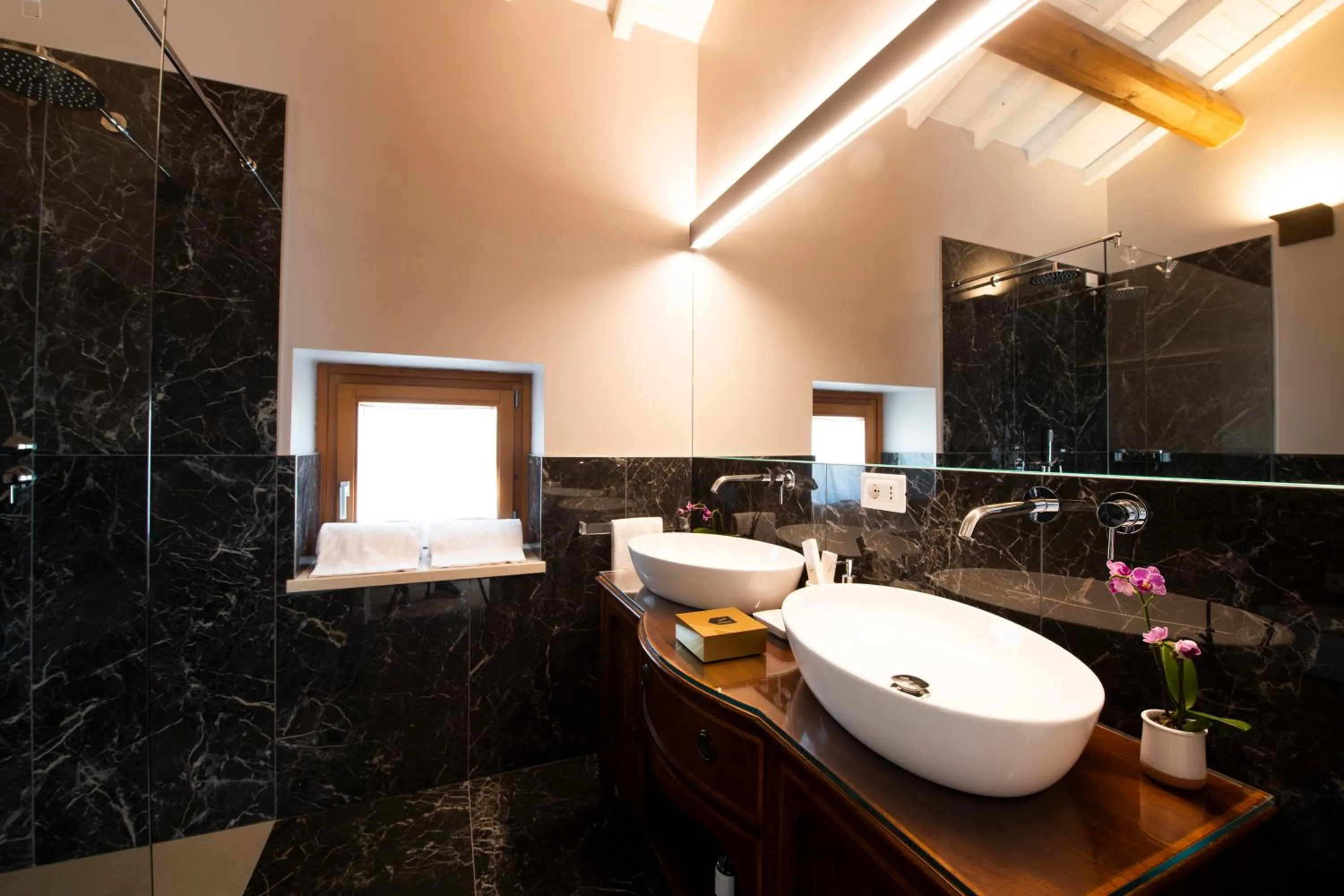 Shower in Magari Estates Boutique Hotel