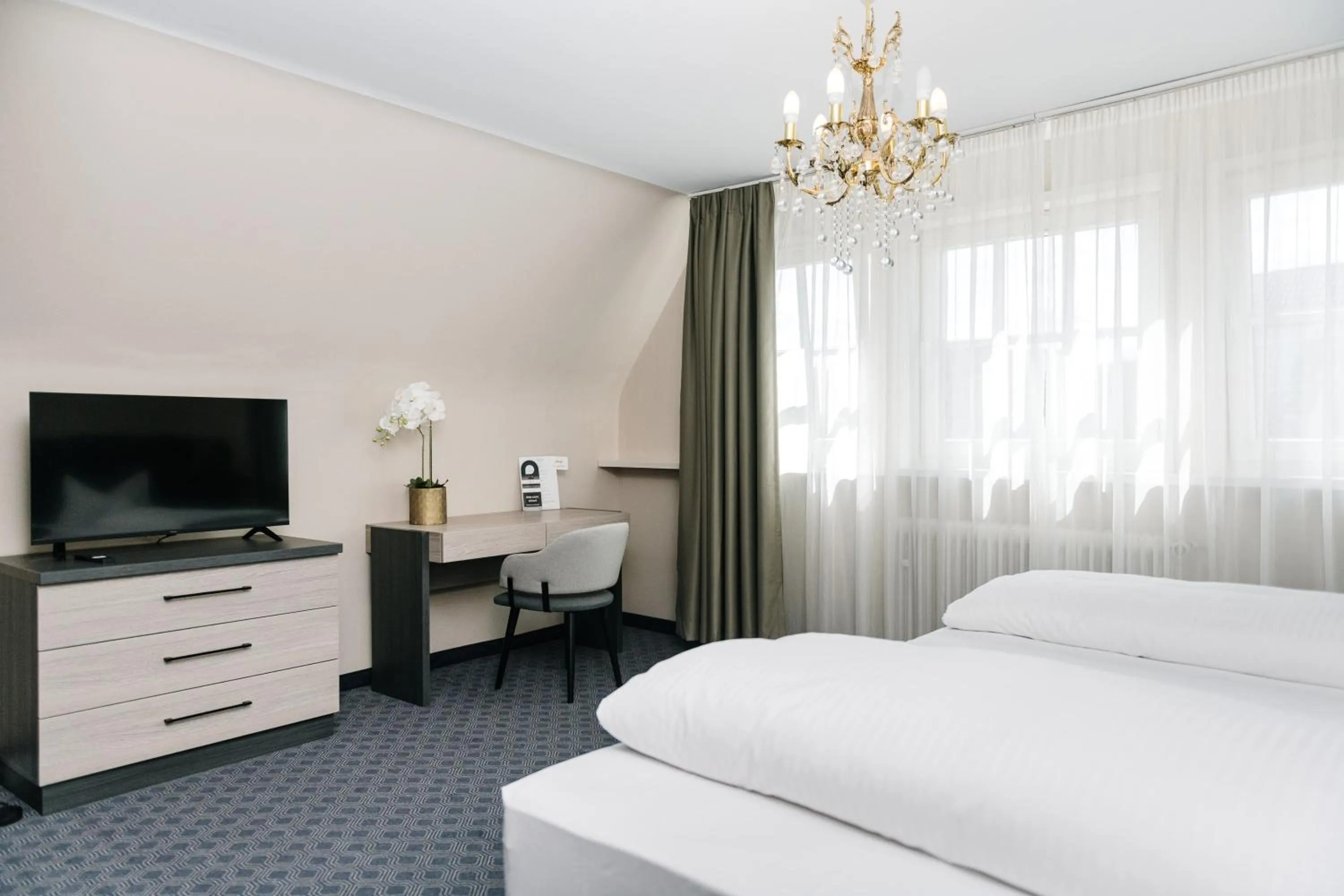 Photo of the whole room, Bed in Hotel Traube nähe Messe Stuttgart