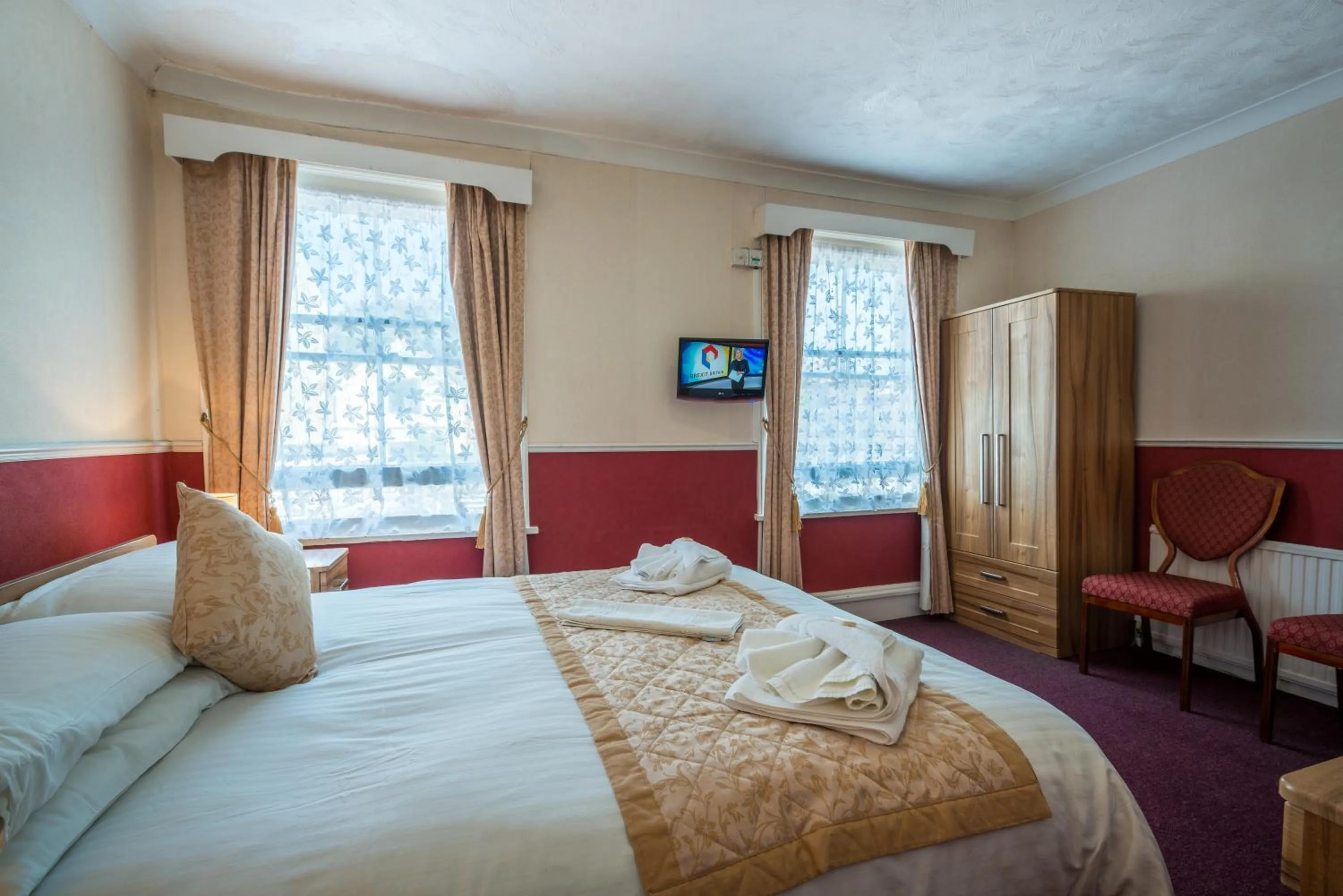 Photo of the whole room, Bed in Daish's Hotel