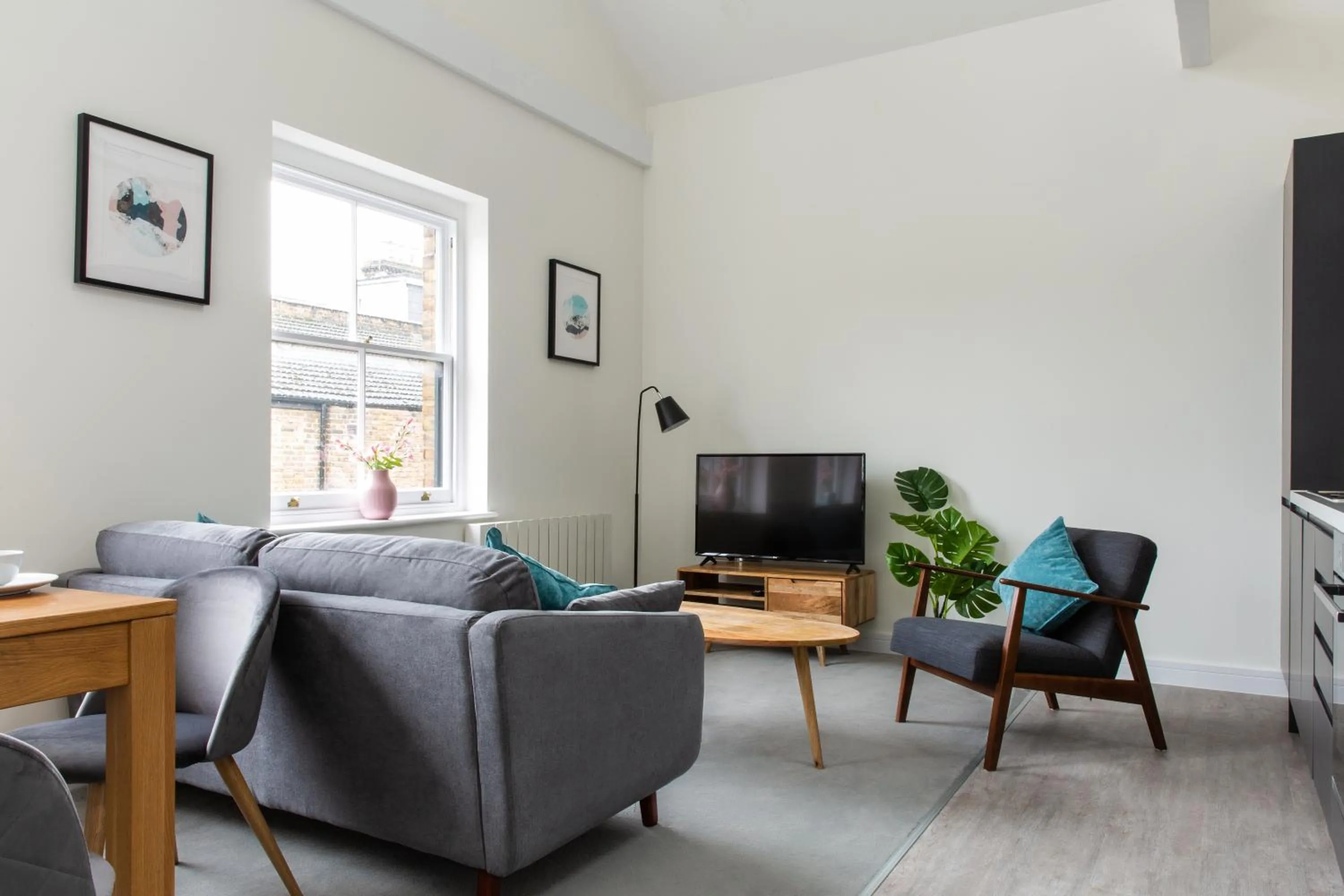 Lounge or bar in Queens Park by Viridian Apartments