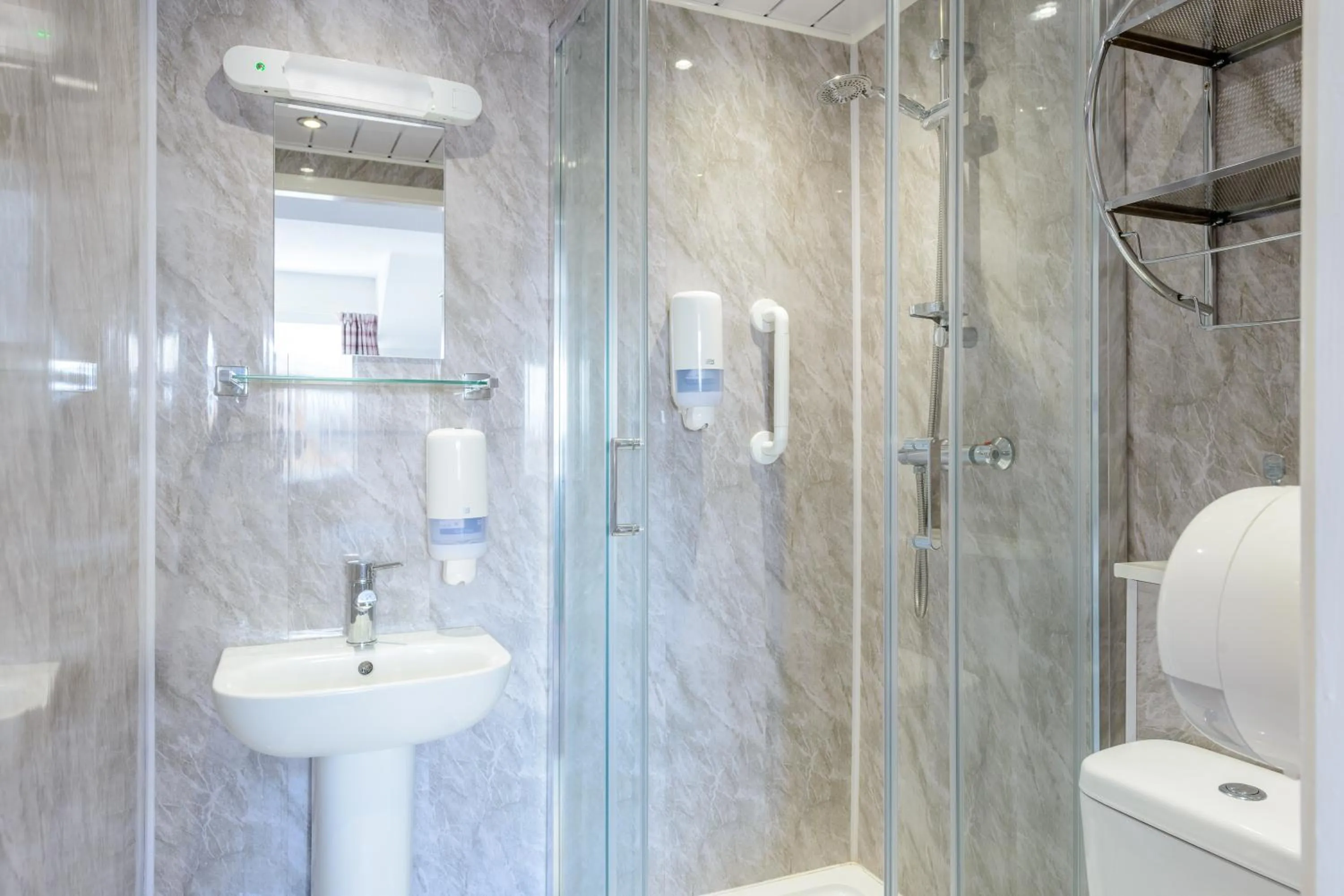 Shower in Somerset Hotel