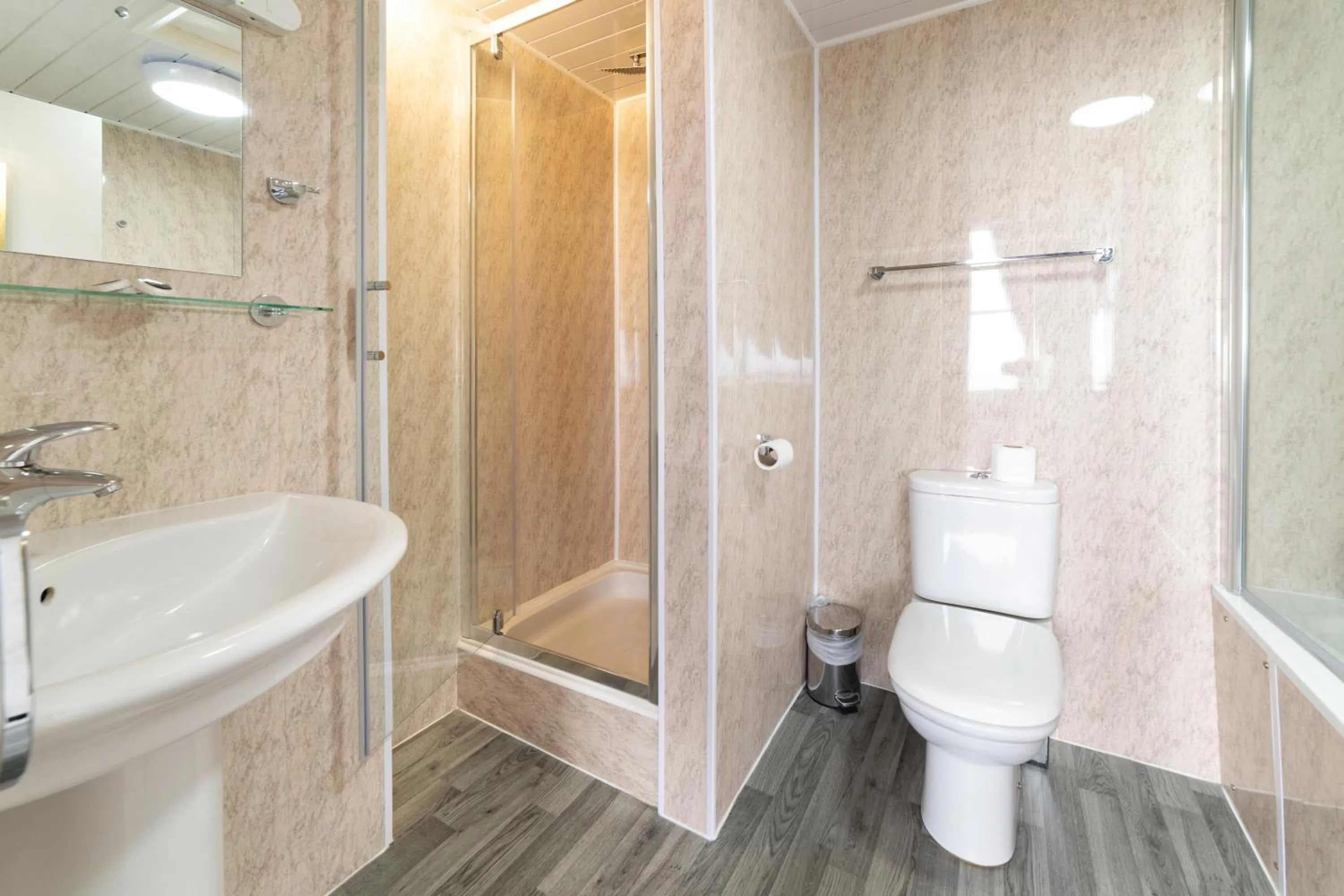 Shower in Somerset Hotel