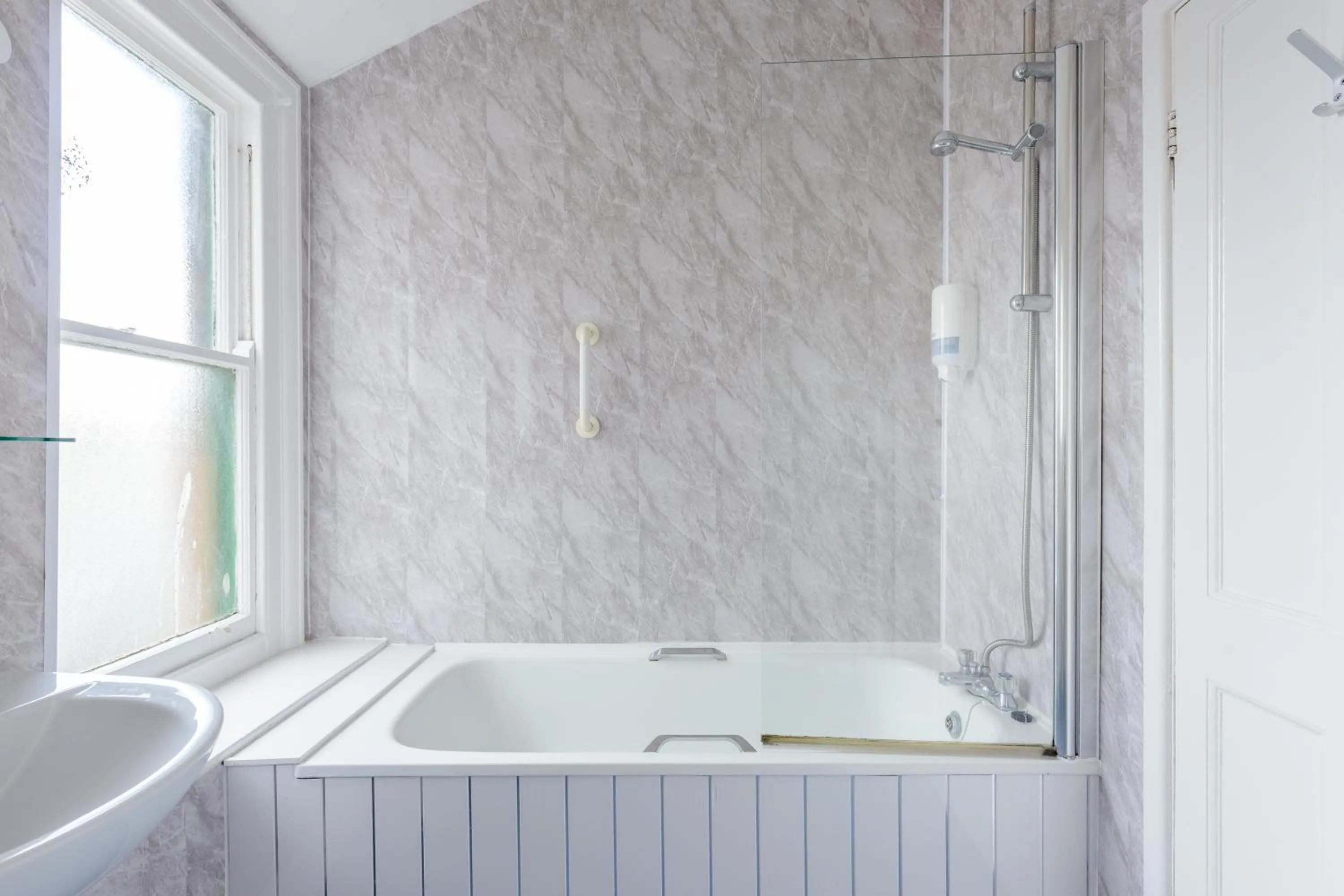 Shower in Somerset Hotel