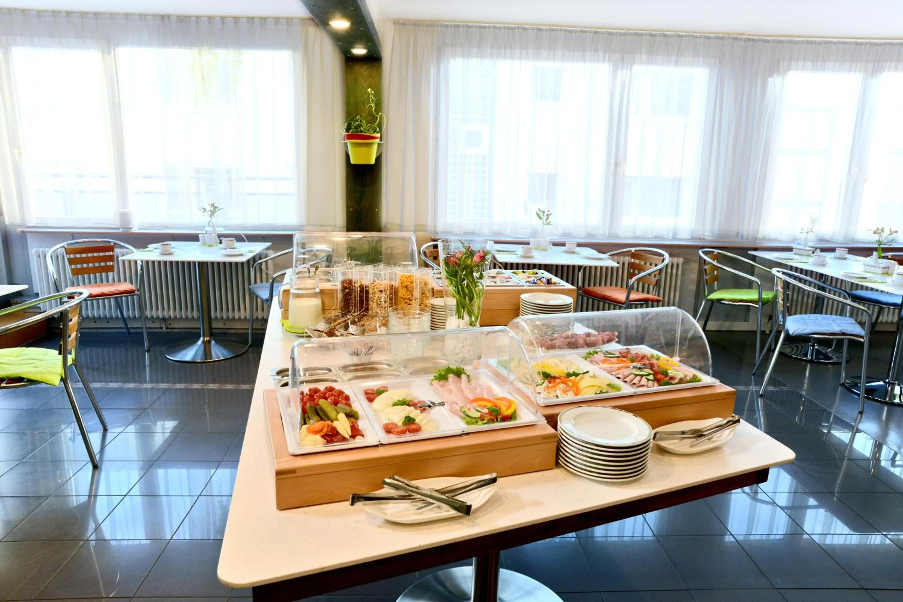 Restaurant/places to eat in Abalon Hotel ideal