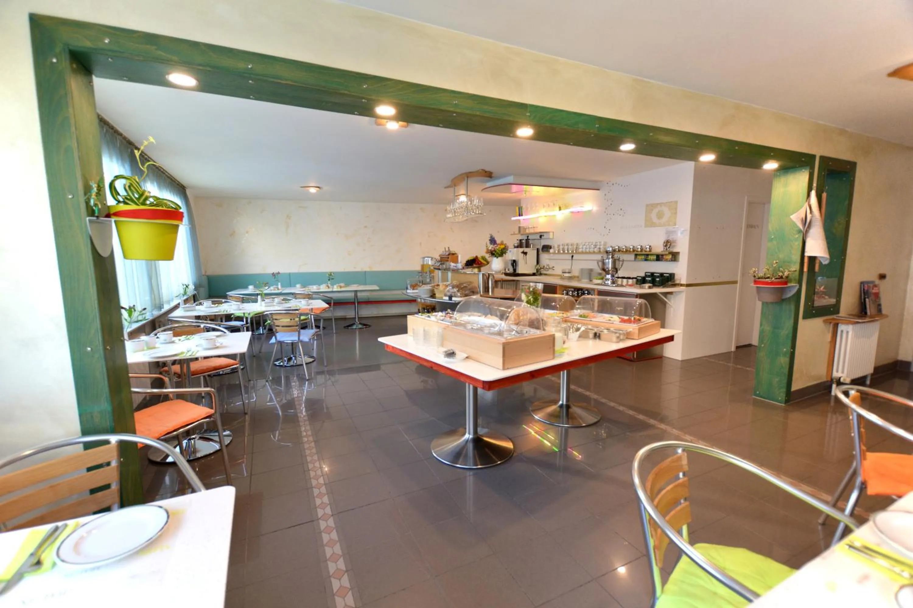 Restaurant/places to eat in Abalon Hotel ideal