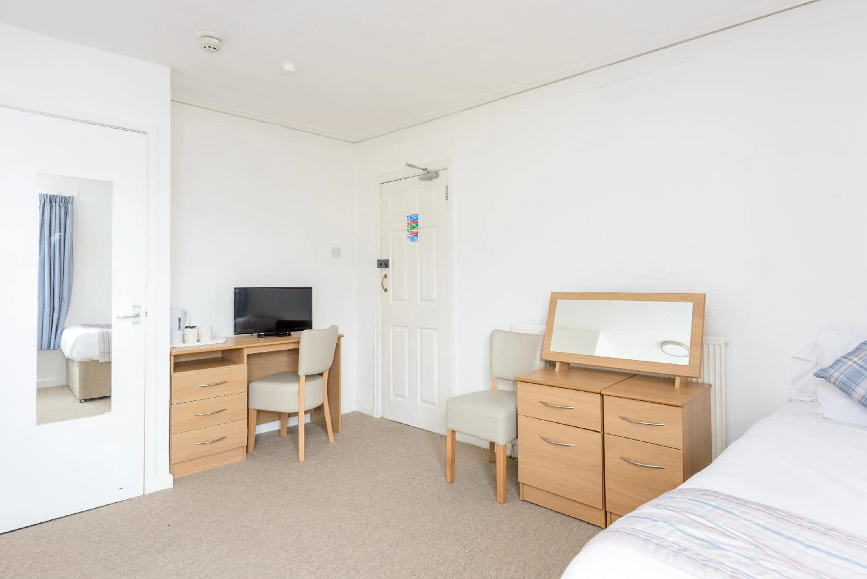 Photo of the whole room, Bed in Daish's Blackpool Hotel