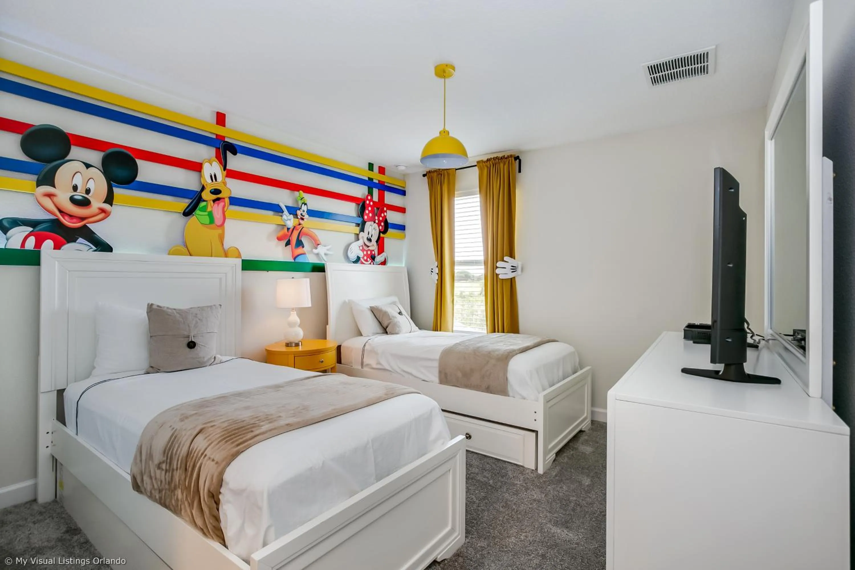 Bed in Contemporary Home w Private Pool& Spa