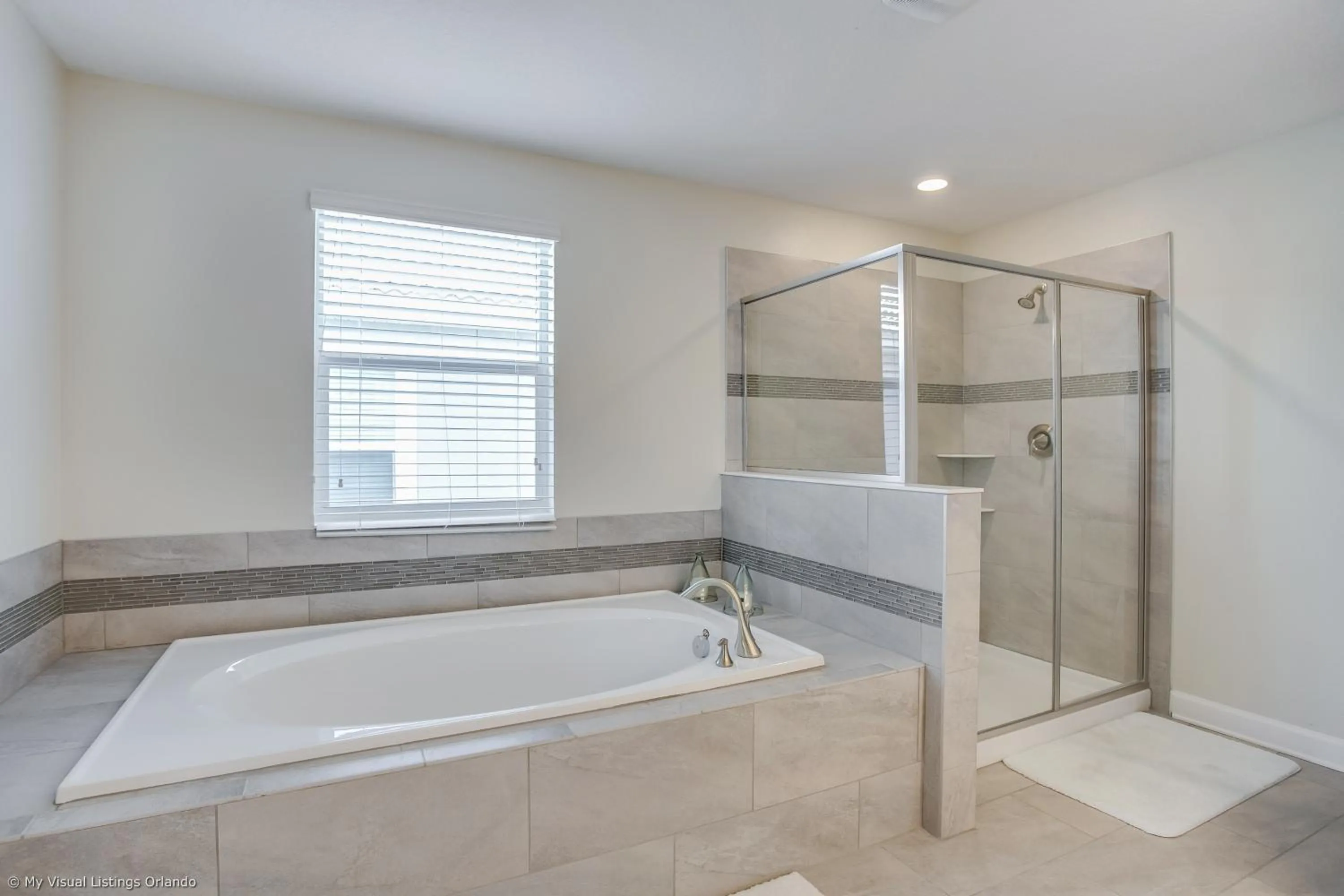 Contemporary Home w Private Pool& Spa