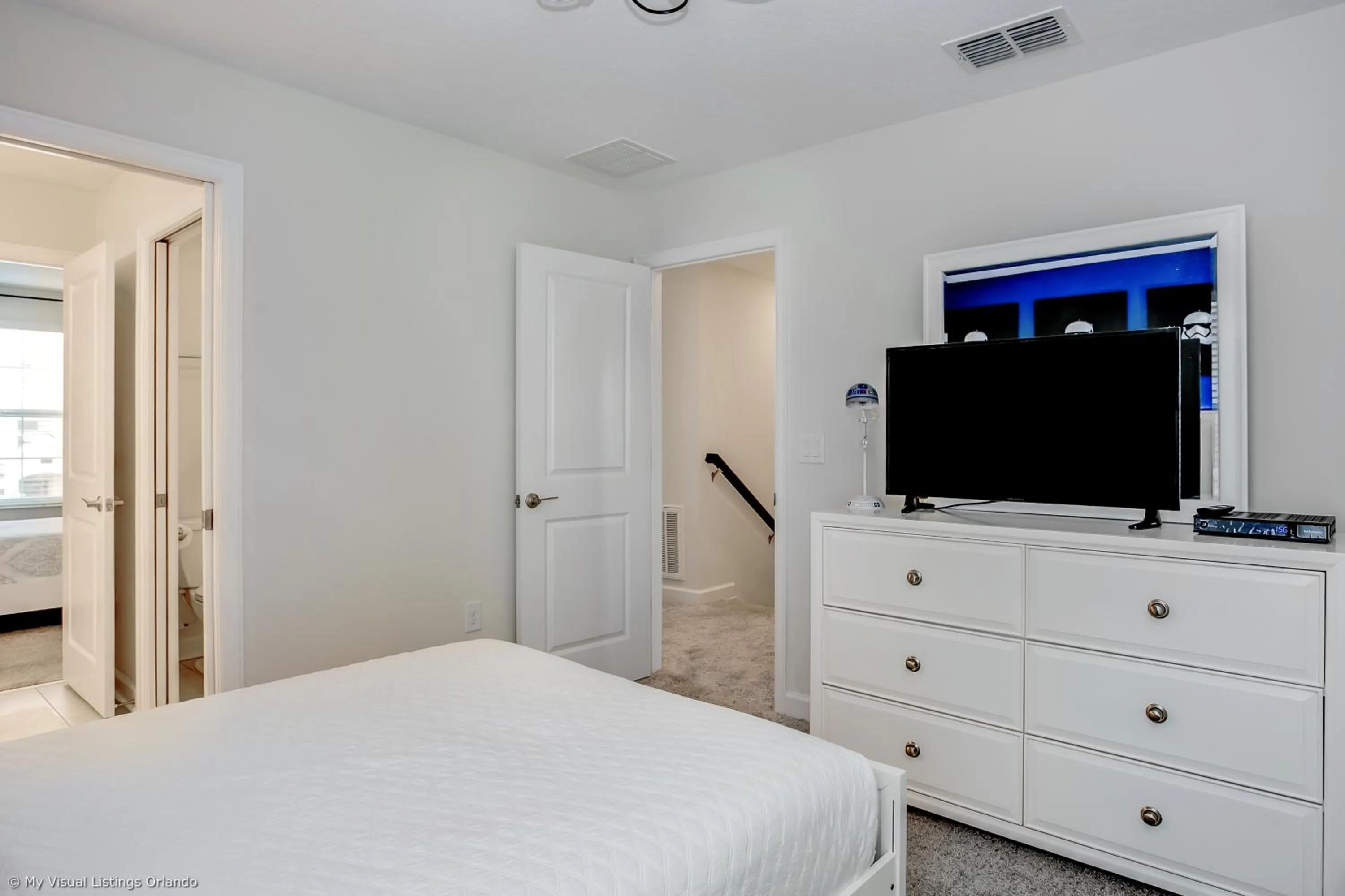 Bed in Contemporary Home w Private Pool& Spa