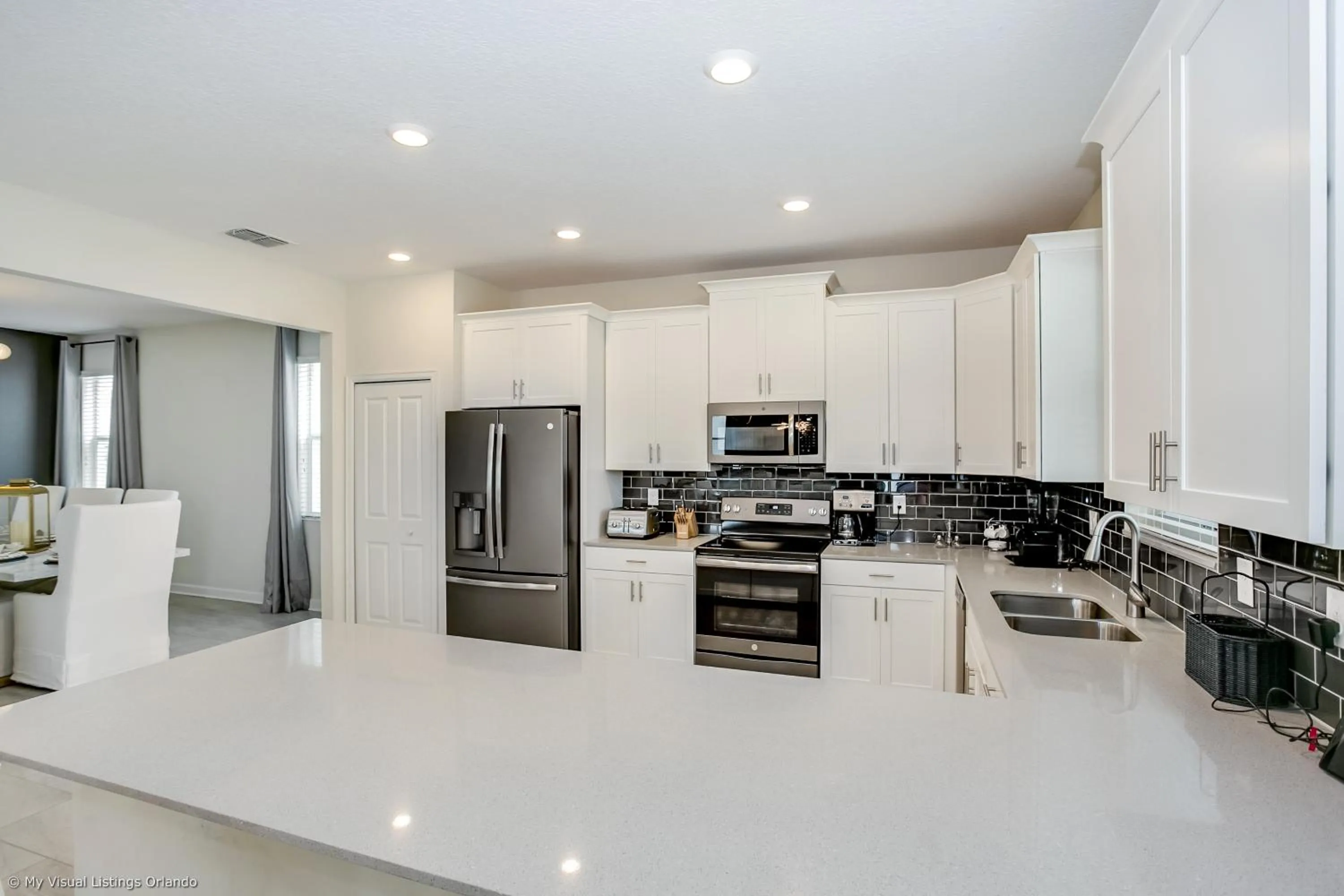 Contemporary Home w Private Pool& Spa