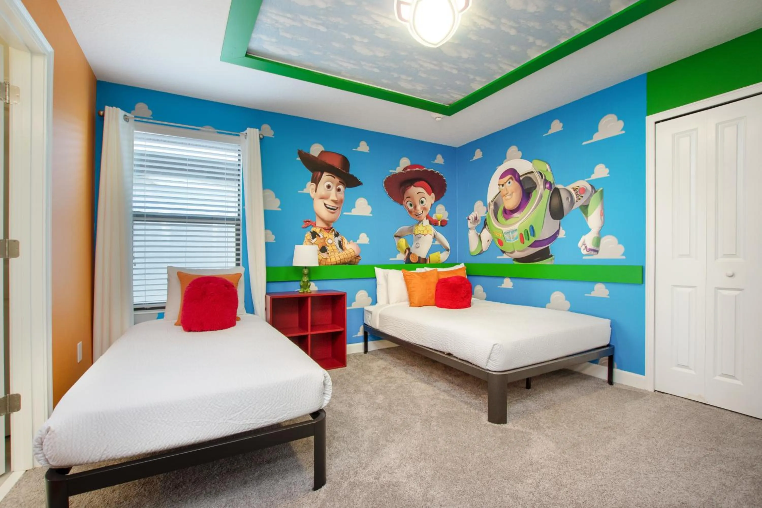 Bed in Private PoolSpa GameRoom near WDW Sleeps 25