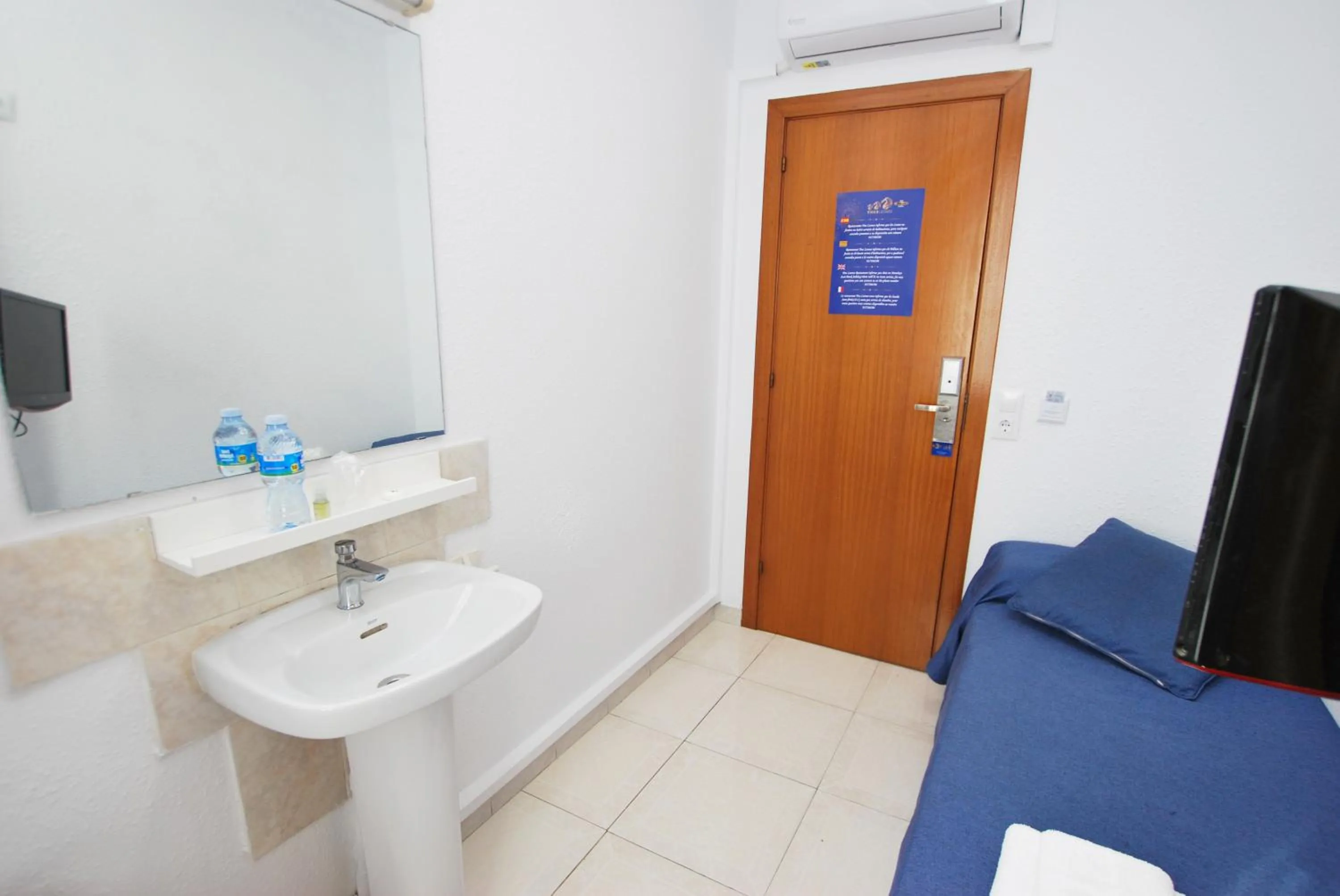 Bedroom in Hotel Tres Leones