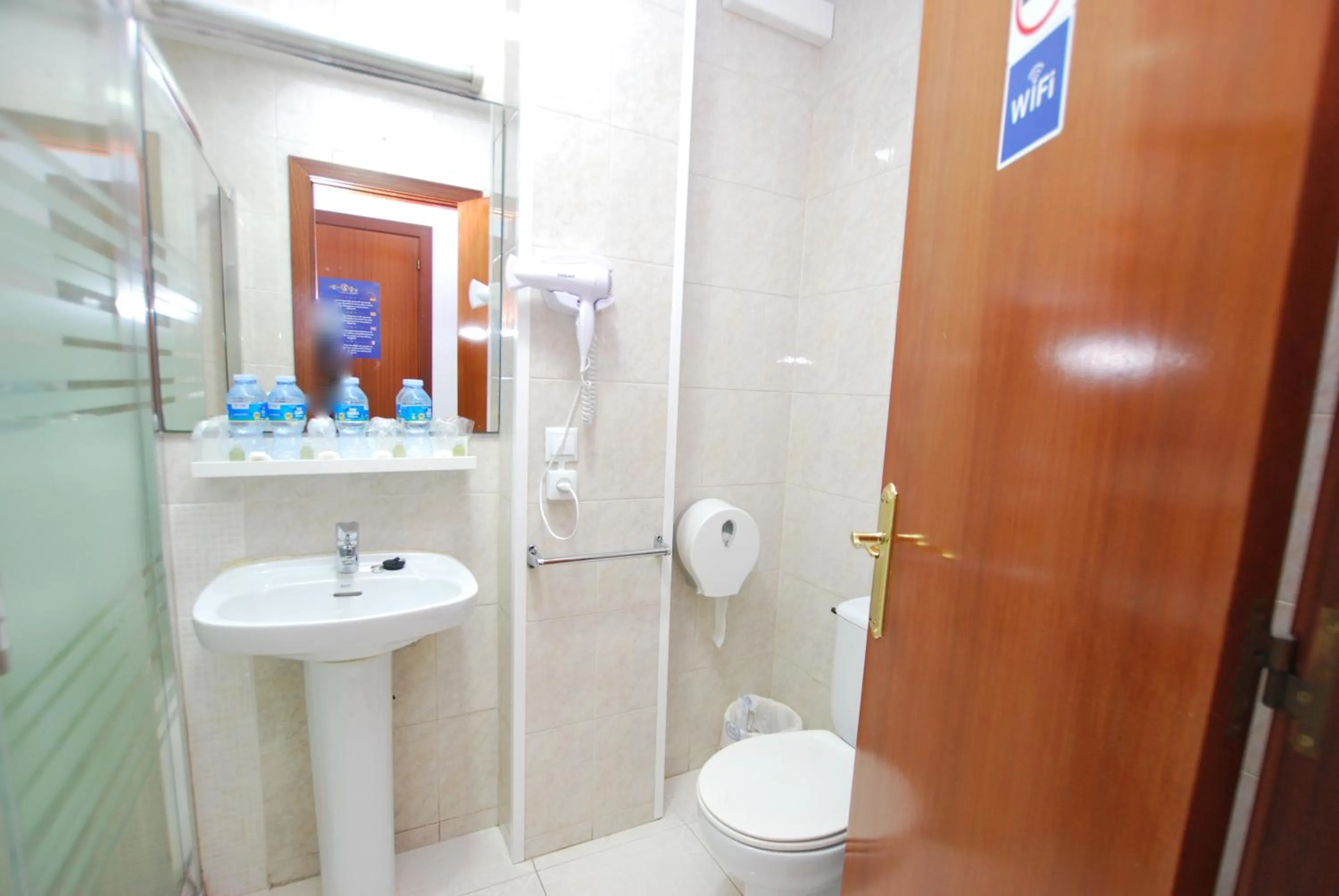 Shower in Hotel Tres Leones