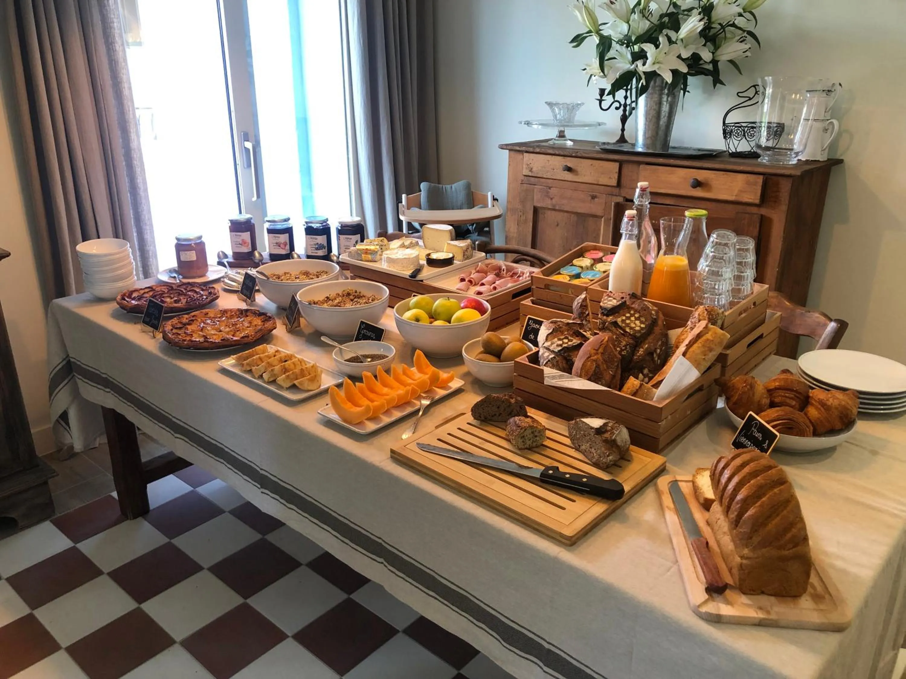 Breakfast in Hôtel Le Mouton Bleu