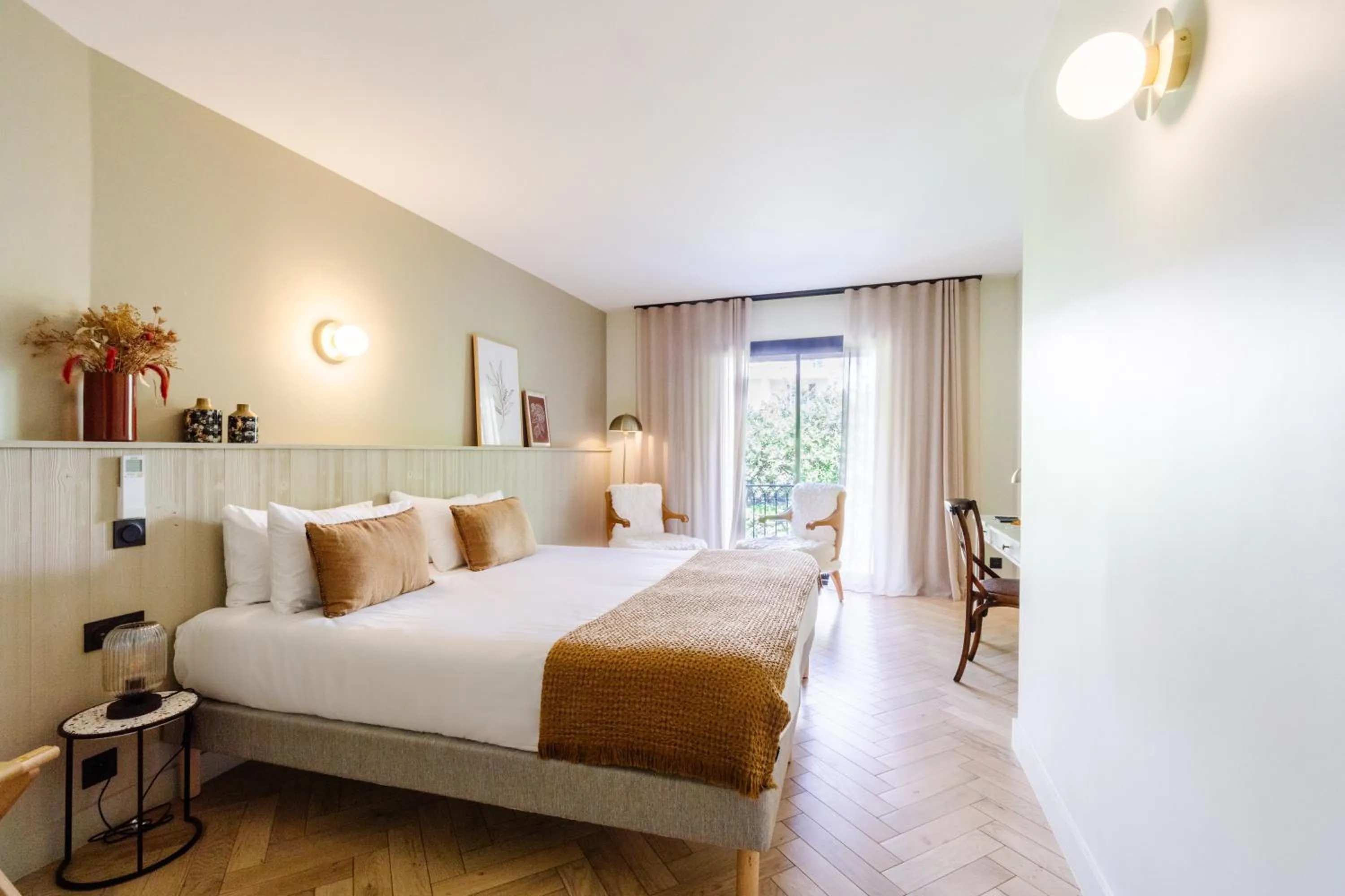 Photo of the whole room, Bed in Hôtel Le Mouton Bleu