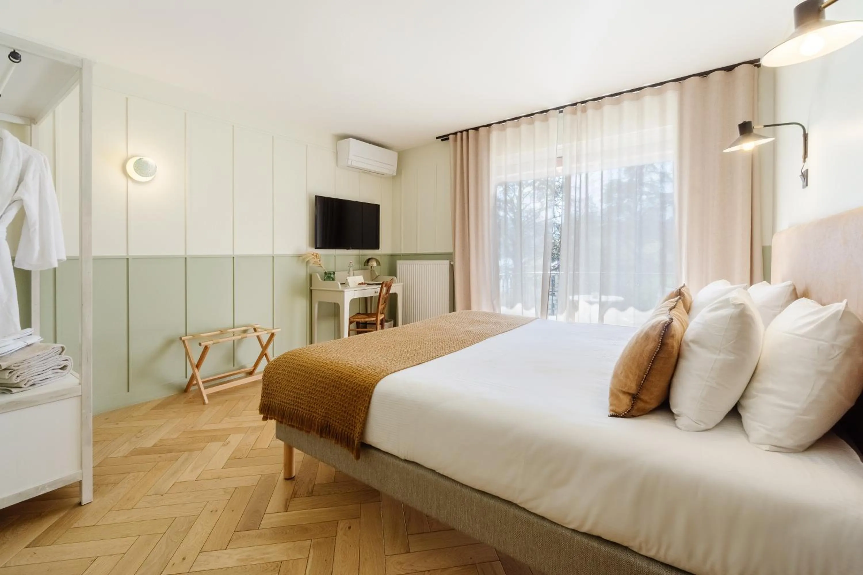 Photo of the whole room, Bed in Hôtel Le Mouton Bleu