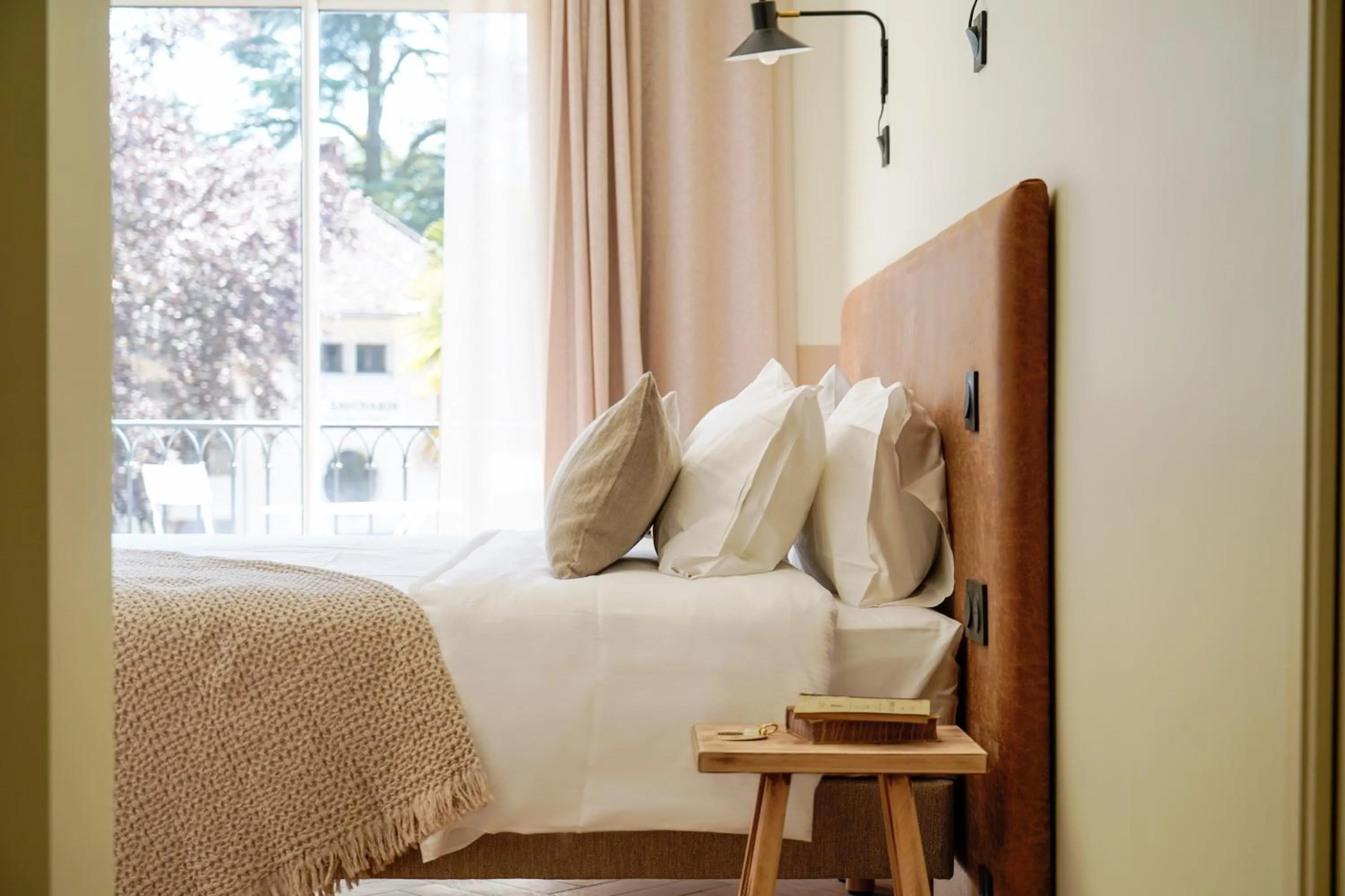 Bedroom, Bed in Hôtel Le Mouton Bleu