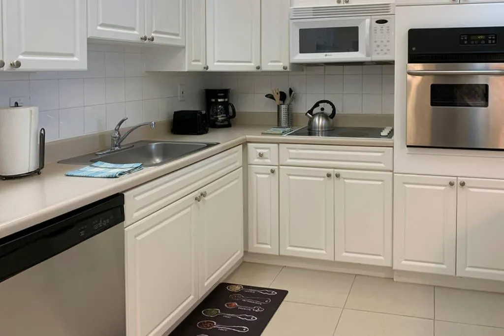 Kitchen or kitchenette in Beautiful Apartment Steps Away from the Beach